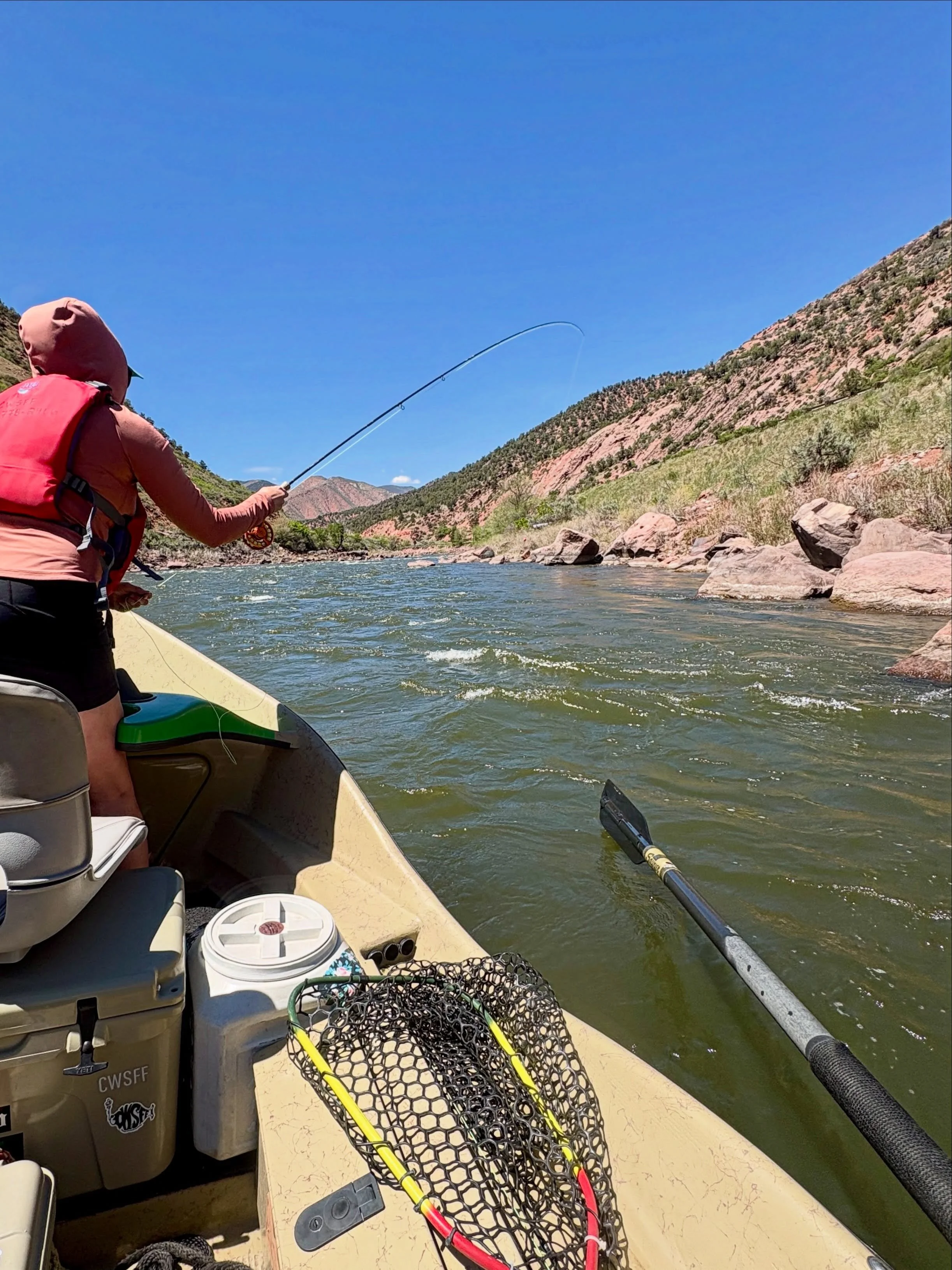 Always special and super exciting to get that first fish on the fly rod 🎣 Way to go Justine! 👌Great work and a beautiful day indeed ☀️😃 @coloradowestslopeflyfishing 💦 
&bull;
&bull;
&bull;
&bull;
#cwsff #coloradowestslopeflyfishing #fishing #flyf