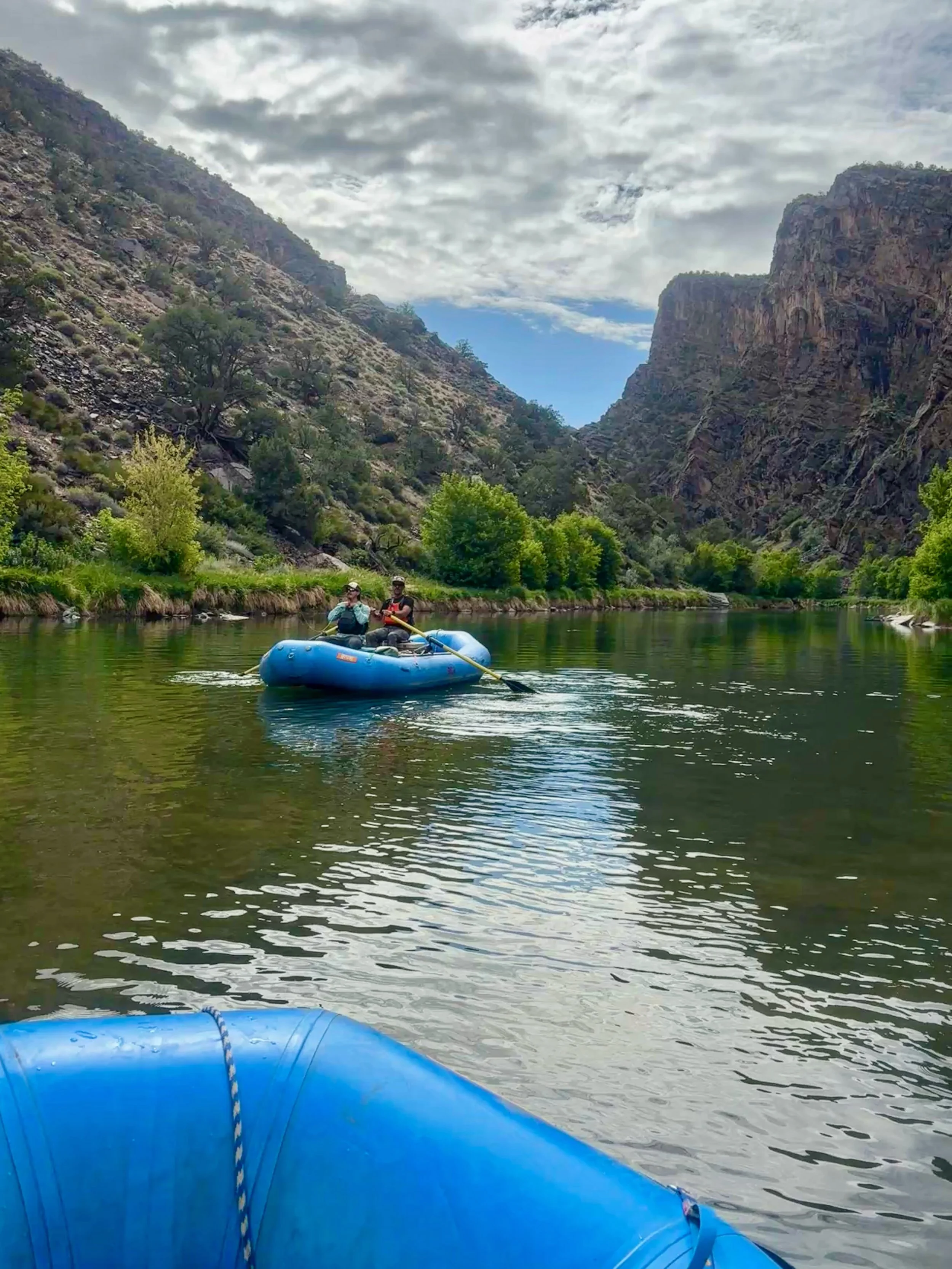 Gorge Dayz&rsquo; with @blackcanyonanglers have begun 💦 See you on the water 🙌 😀🙏@coloradowestslopeflyfishing 🎣
&bull;
&bull;
&bull;
&bull;
#cwsff #bca #fishing #flyfishing #coloradowestslopeflyfishing @jeffmckenna29flyfishing ~ 📸 @hysideinflat