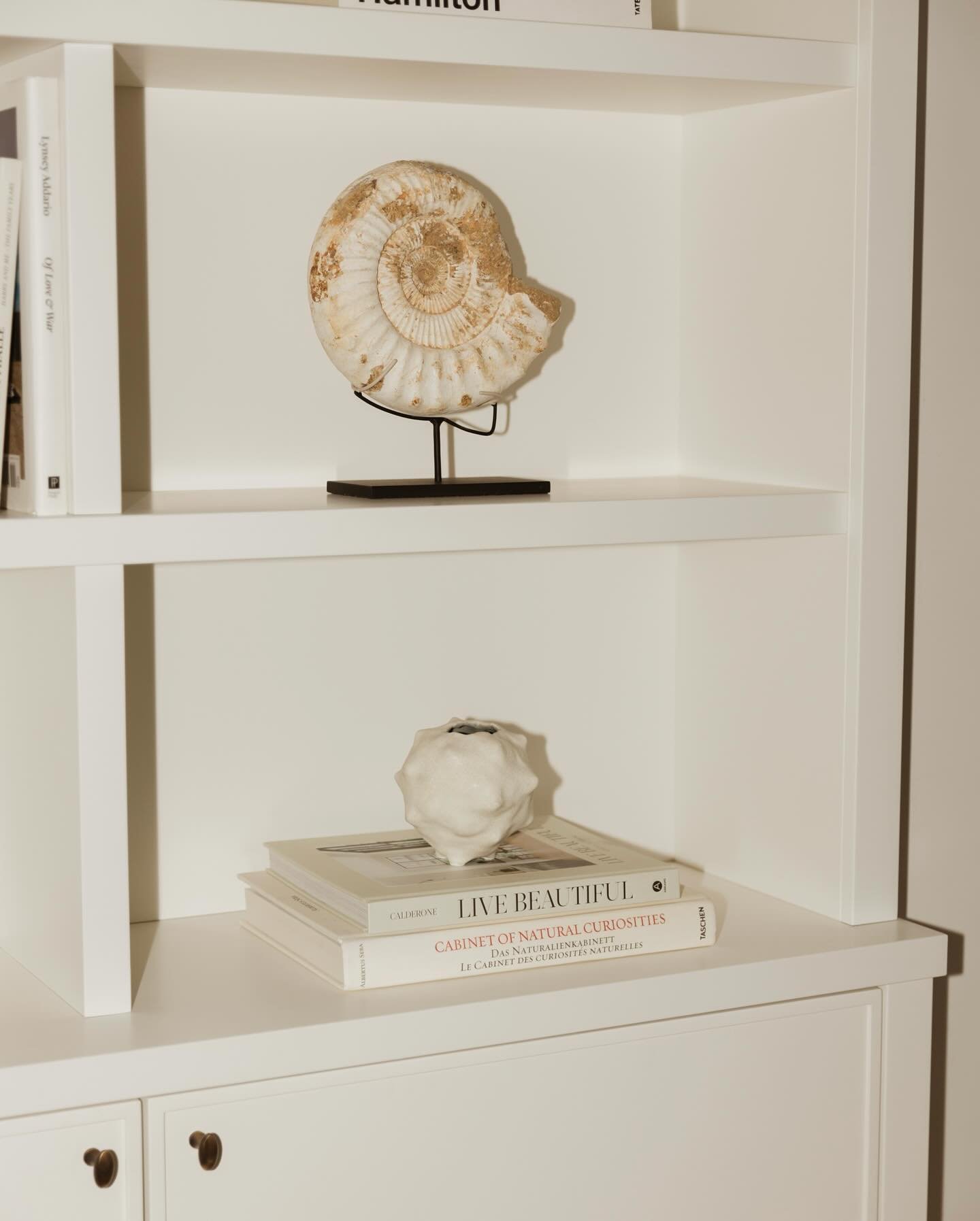 A look at a recent shelf styling we completed for an interior client in Notting Hill. When curating beautifully styled shelves, we always start with the items the client wants to keep. These become the primary focus to showcase their personality. We 