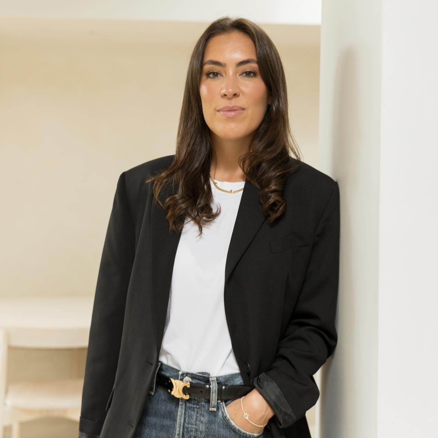 We recently completed a branding shoot for @lorna_devine , a Therapist who blends evidence-based therapies like CBT with compassion focused therapy, life coaching, high-performance coaching, and mindfulness. We created a calm aesthetic that reflects 