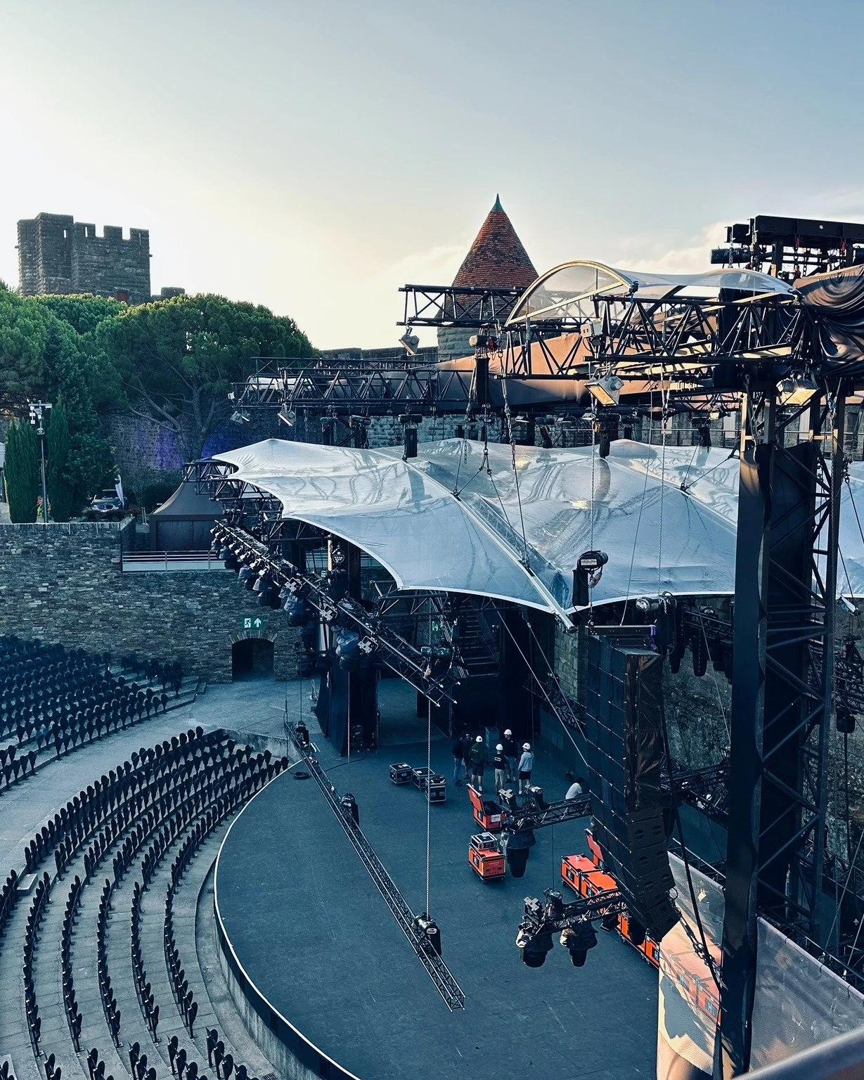 Week 31

Philip is still rockin' around Europe with Gojira. This week they drove through three countries visiting Carcassonne, Transylvania and Wacken. 
&Oslash;yvind stepped in as PM for Postgirobygget at Tjuven Musikkfest in Hamar, and dressed up t