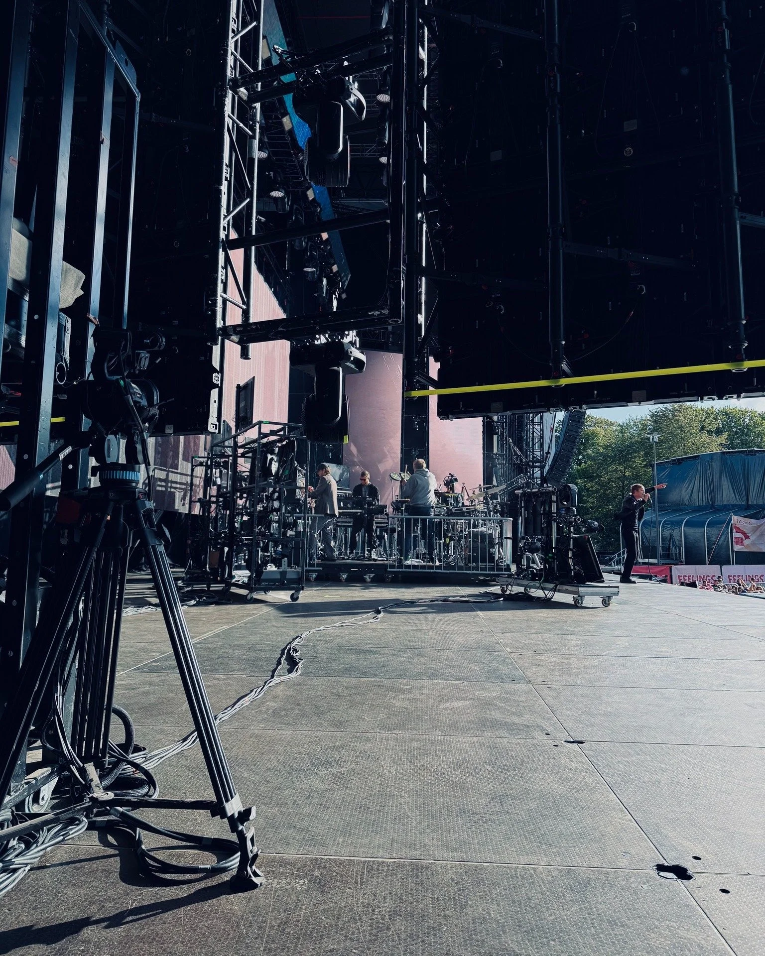 Week 34

A week of here and there, and all of a sudden most of us even had some time together at the office:

Maja had the last round of summer festivals with Cezinando visiting Feelings in Bergen. She&rsquo;s also with her head deep into the plannin