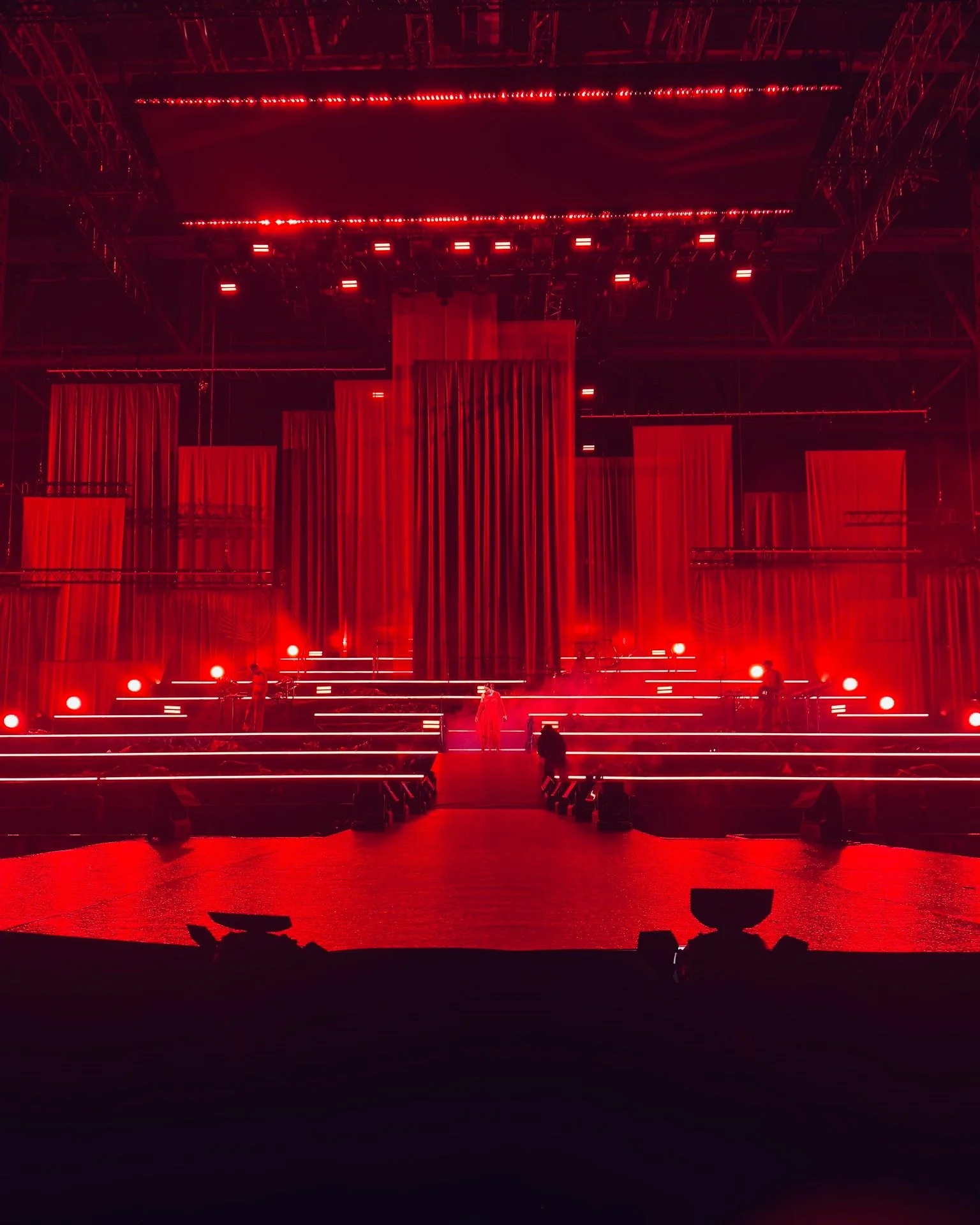 Week 39

This week&rsquo;s theme: red fabric

Highasakite&rsquo;s &laquo;Testament&raquo; took place in Unity Arena this Saturday. Our very own Philip have been a part of this project for a long time working closely with the PM, LD and production des