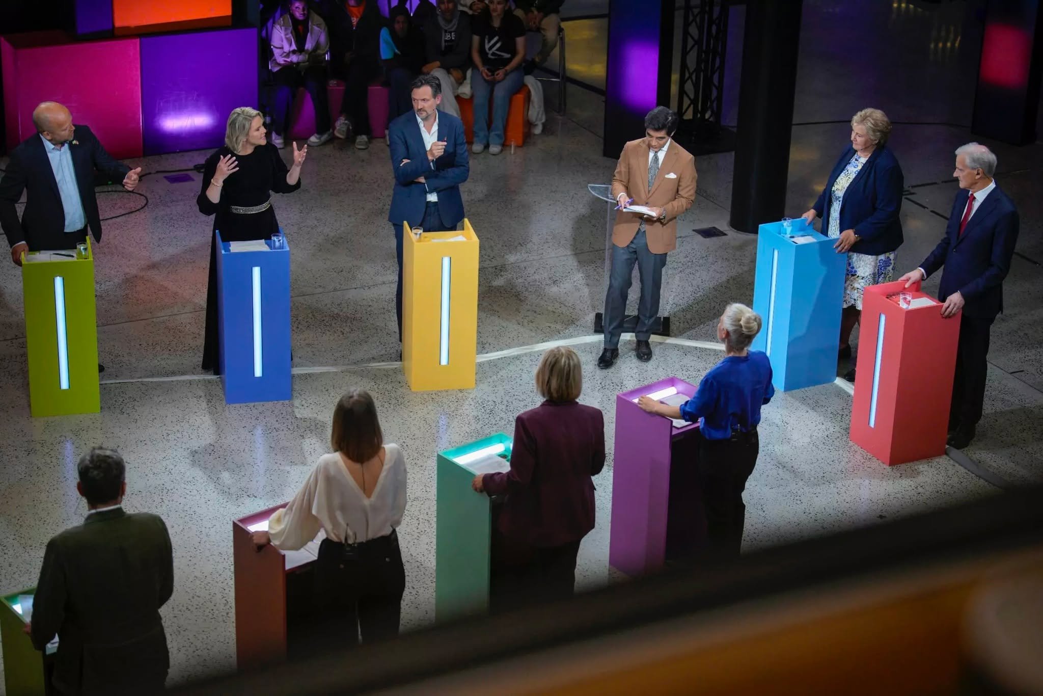 NRK Valg 2025 // Interactive Debate Desks

For NRK&rsquo;s Party Leader Debate we delivered the embedded lighting control inside the new debate desks.

What it does
 &bull; Each participant&rsquo;s button press casts a &quot;vote&quot; and instantly 