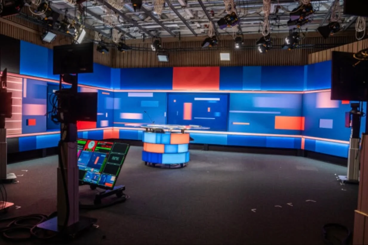 NRK Nyheter // Updated news-profile

NRK Nyheter refreshed its on-air look in 2024, and we helped bring the studios to life. 13 studios received a full visual upgrade built around a backlit concept: Plexi/acrylic panels illuminated with LED housed in