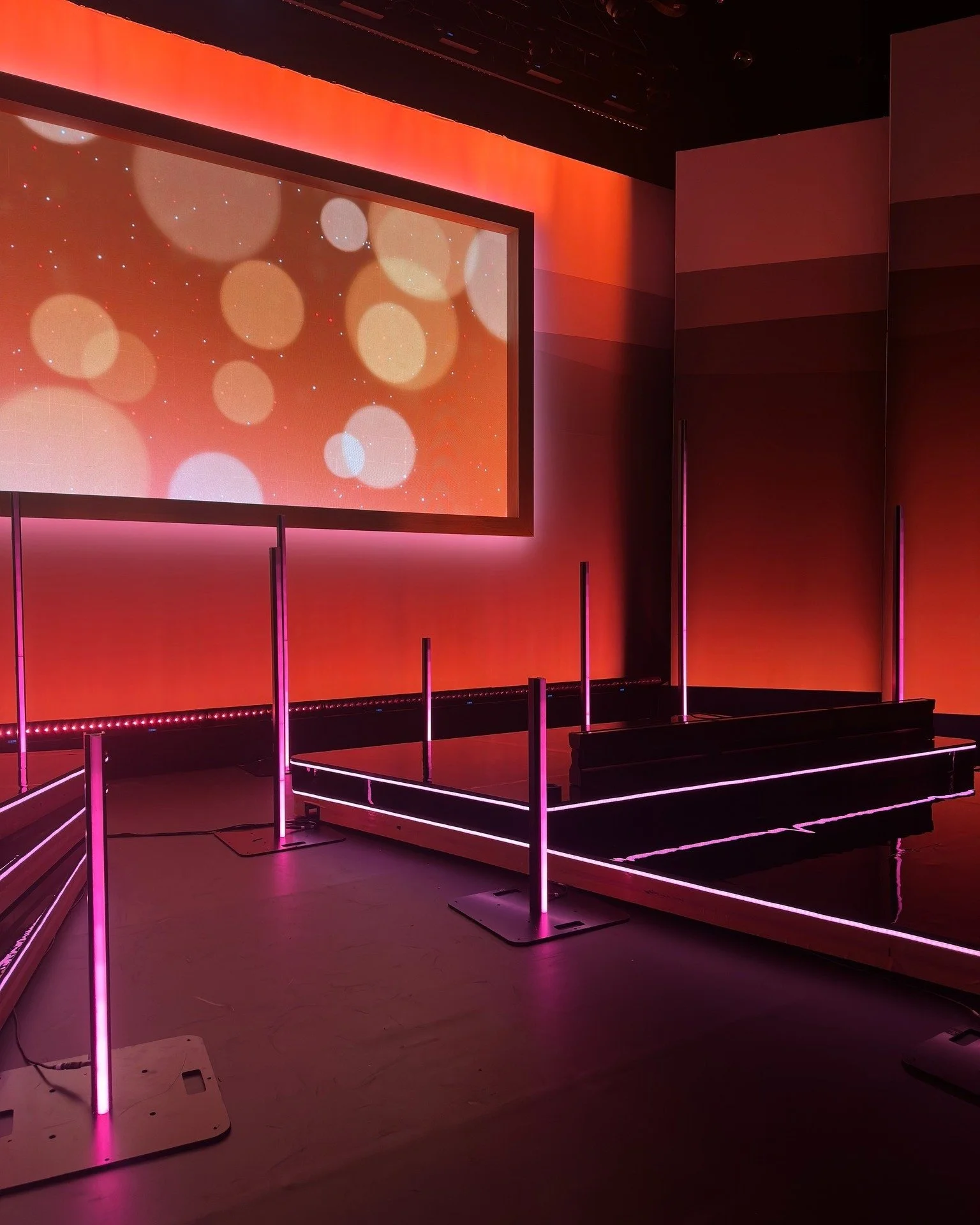 Week 48

Marius and Sigurd has been busy at Det Norske Teatret working the annually &laquo;H&oslash;stkonferansen&raquo;. Thanks for bringing us along on the team Liwlig and KS!
Sigurd has also been outdoors for a fitup of lamps for &laquo;Reisen til