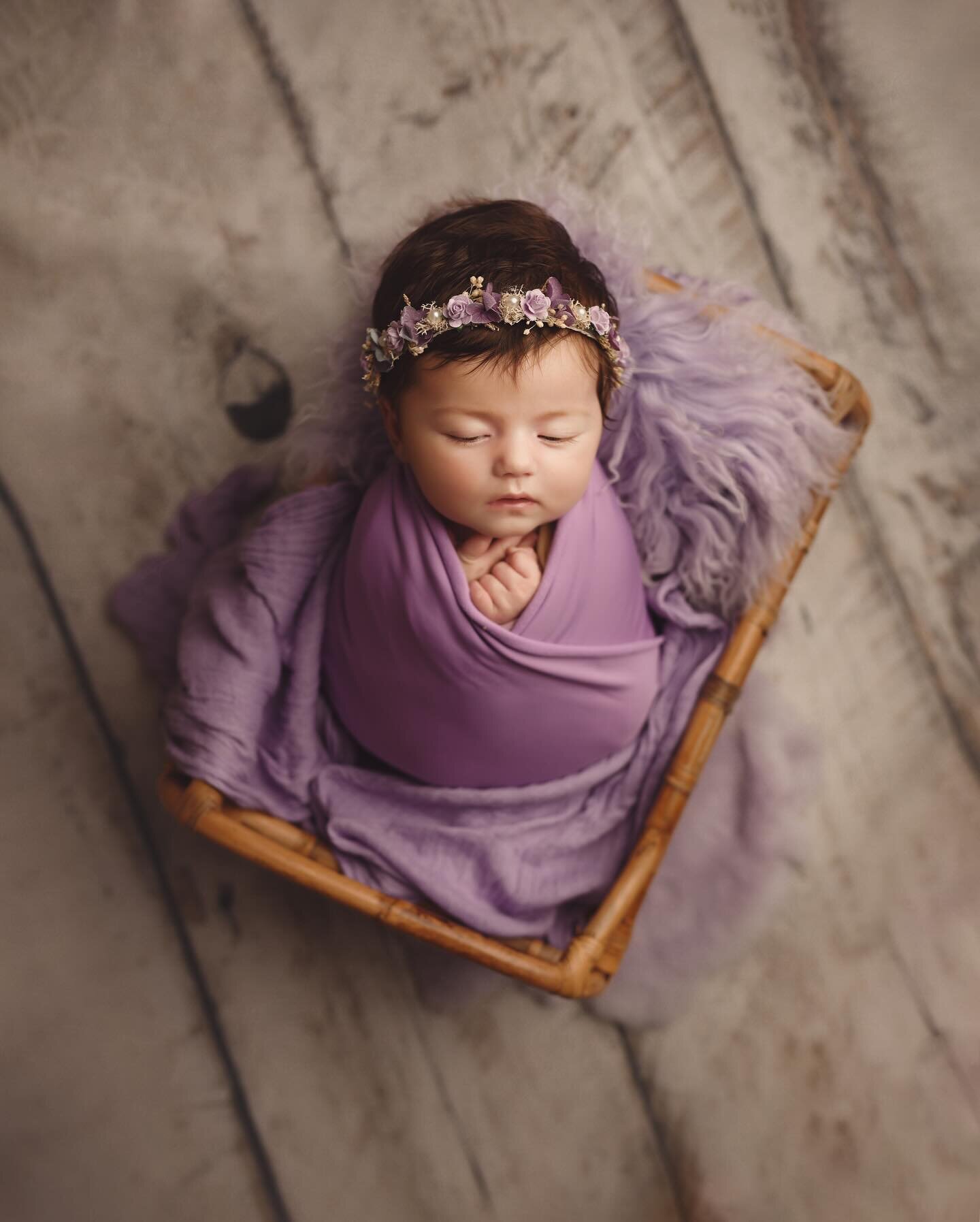 💜&bull; S&eacute;ance Nouveau-n&eacute; &bull;💜

Une petite princesse de 1 mois que j&rsquo;ai eu le plaisir de photographier il y a quelques mois maintenant 🥰

La s&eacute;ance &eacute;tait mouvement&eacute;e, cette jolie princesse voulait absolu