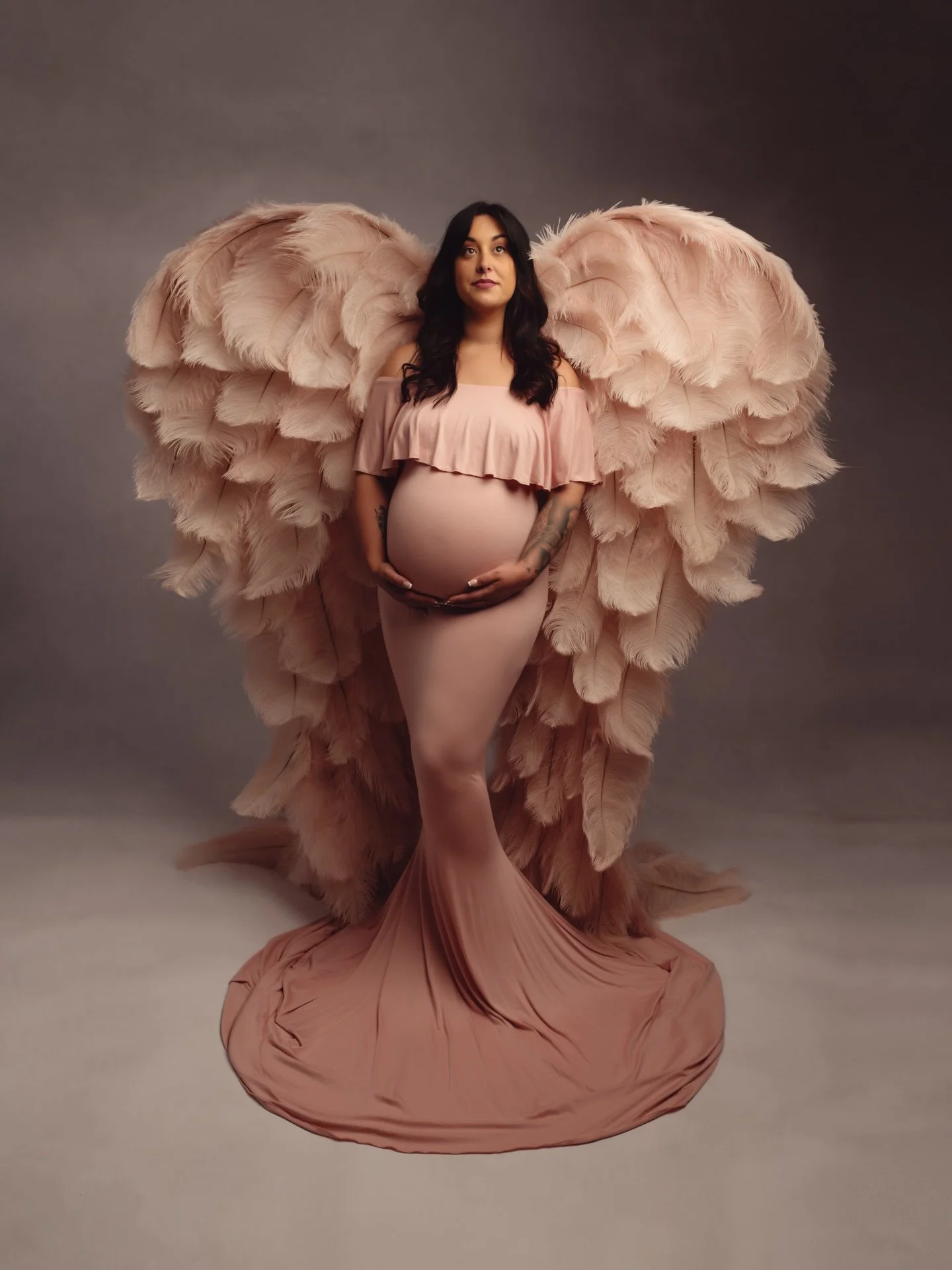 ✨ Les ailes, un accessoire rare et de qualit&eacute;, toujours disponible au studio pour vos s&eacute;ances photos de grossesse ! Elles ont parcourus &eacute;norm&eacute;ment de kilom&egrave;tres pour arriver au studio et vous proposer des photograph