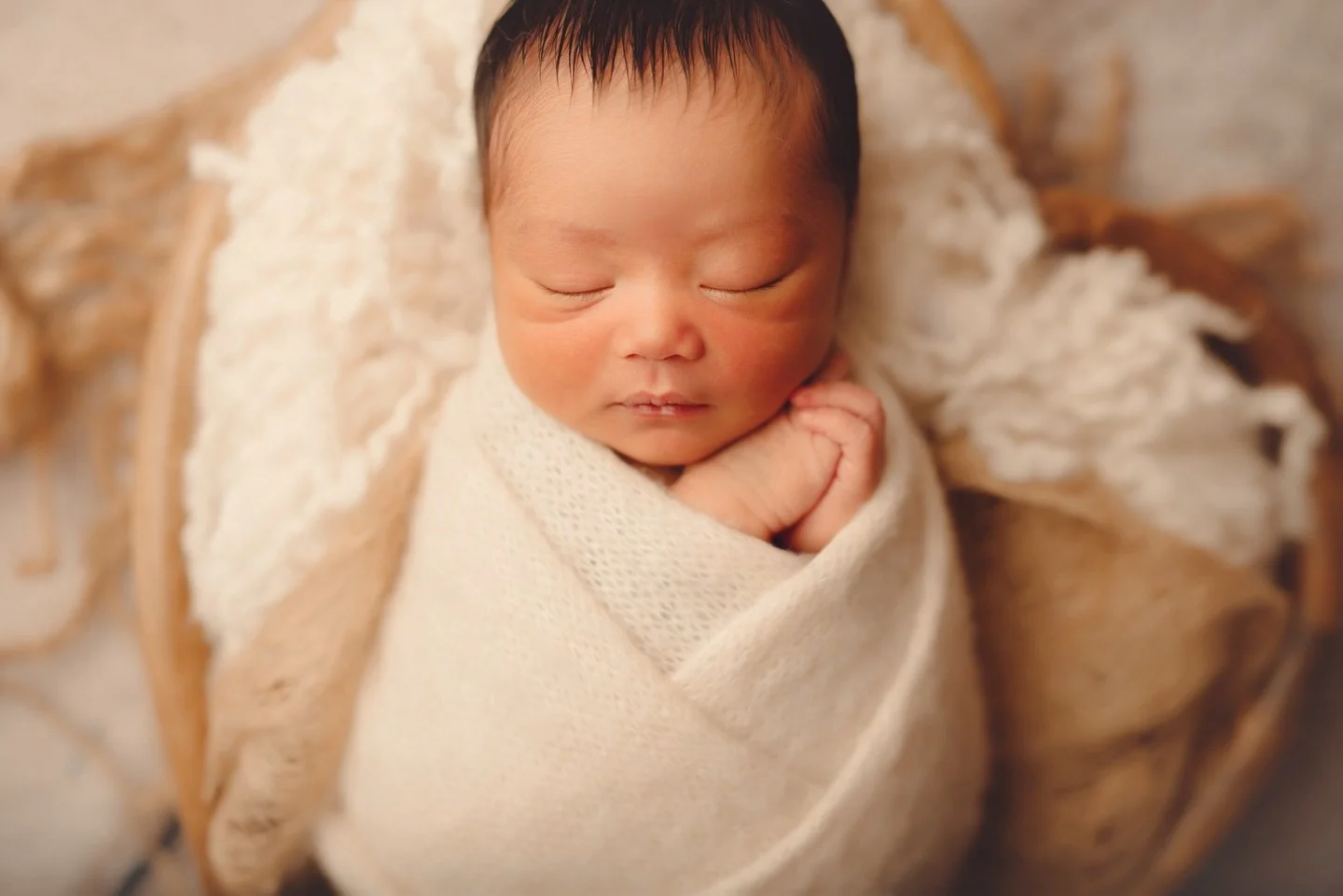 ☁️ Petit tr&eacute;sor emmaillot&eacute; sur un nuage blanc ☁️

J&rsquo;ai tellement de retard dans mes publications, que ce petit tr&eacute;sor est venu il y a peu de temps pour sa s&eacute;ance smash the cake 🤪

🌷 Arizona artisan photographe - PH