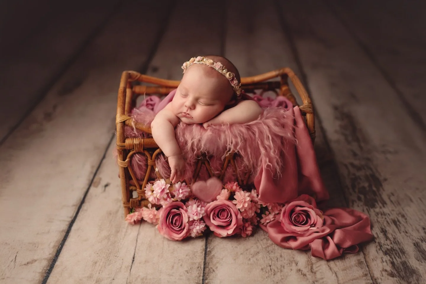 Mini princesse, maxi dose de douceur 🌸
Entre fleurs, r&ecirc;ves et petits bras dodus, on est clairement sur un niveau de mignonnerie ill&eacute;gal 🥰

Et moi pendant ce temps-l&agrave; : en train de fondre derri&egrave;re l&rsquo;objectif&hellip; 