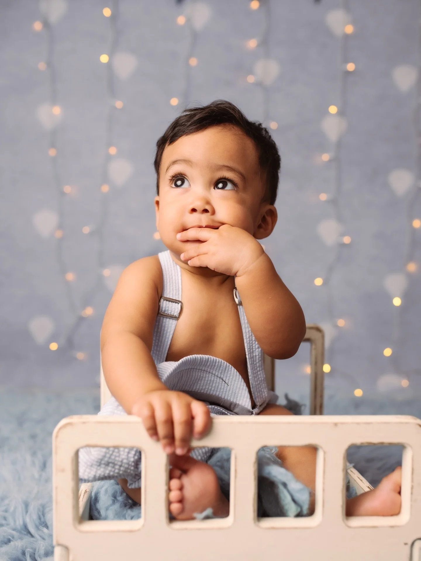 🎂Un an d&eacute;j&agrave;.. 🎂

Entre les petites mains pleines de g&acirc;teau, les regards malicieux et les miettes absolument partout, on capture un vrai moment de vie (et un petit chaos organis&eacute;, soyons honn&ecirc;tes 🤪) 

Ces s&eacute;a