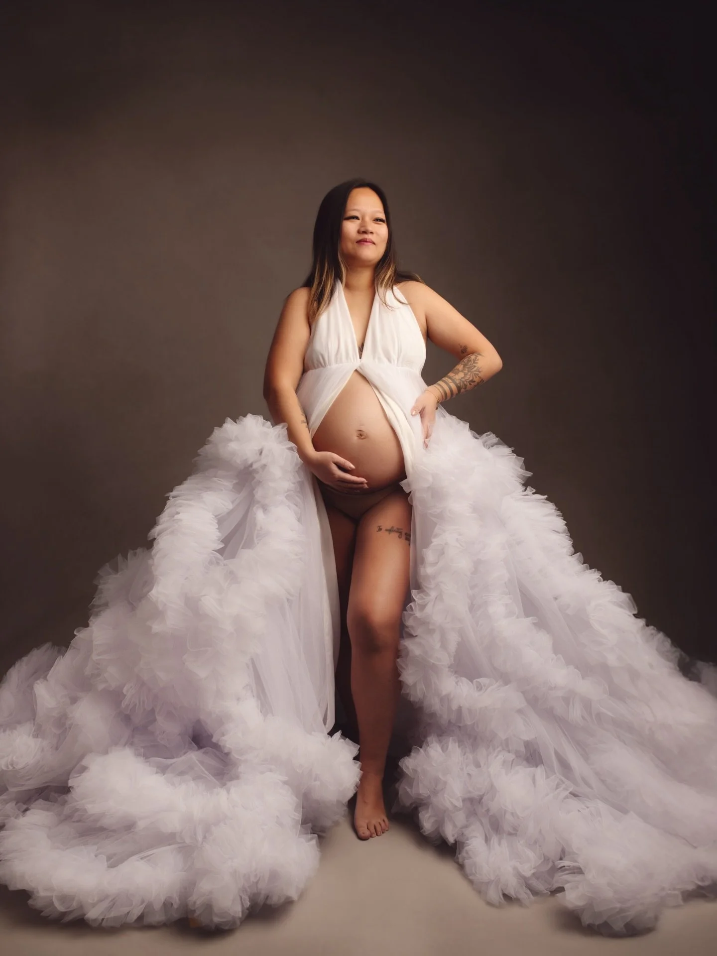 Cette robe.. c&rsquo;est vraiment un incontournable au studio pour les s&eacute;ances grossesses 🤍

Et elle va &agrave; toutes les mamans 🫶

🌷 Arizona artisan photographe - PHOTOGRAPHE AUVERGNE - Grossesse Nouveau-n&eacute; &amp; Famille 🌷

- Les
