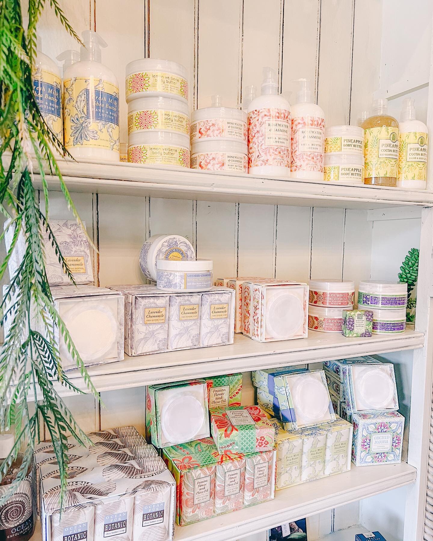 Let nature&rsquo;s botanicals renew and refresh your skin!

Greenwich Bay Trading Co. has you covered from head-to-toe. Enriched with natural butters, oils and extracts these products will give your skin new life! 
&bull;
@pearlsspa
&bull;
#pearlsspa