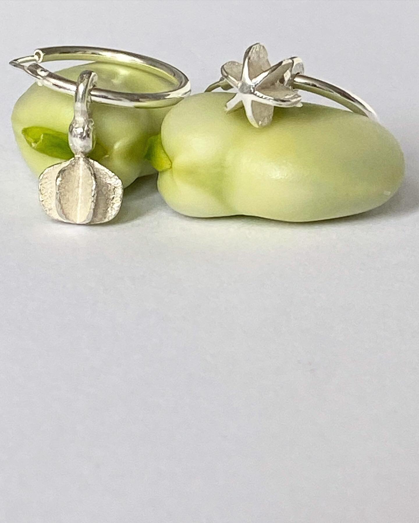 SHOP The Poppy Collection. Inspired by the fragility, texture &amp; geometry of the life of a Poppy one of my favourite flowers.
Silver Poppy Hoop earrings 💚Also available in 18ct Gold vermeil &amp; matching necklaces 💚
&bull;
&bull;
#silverhoopear