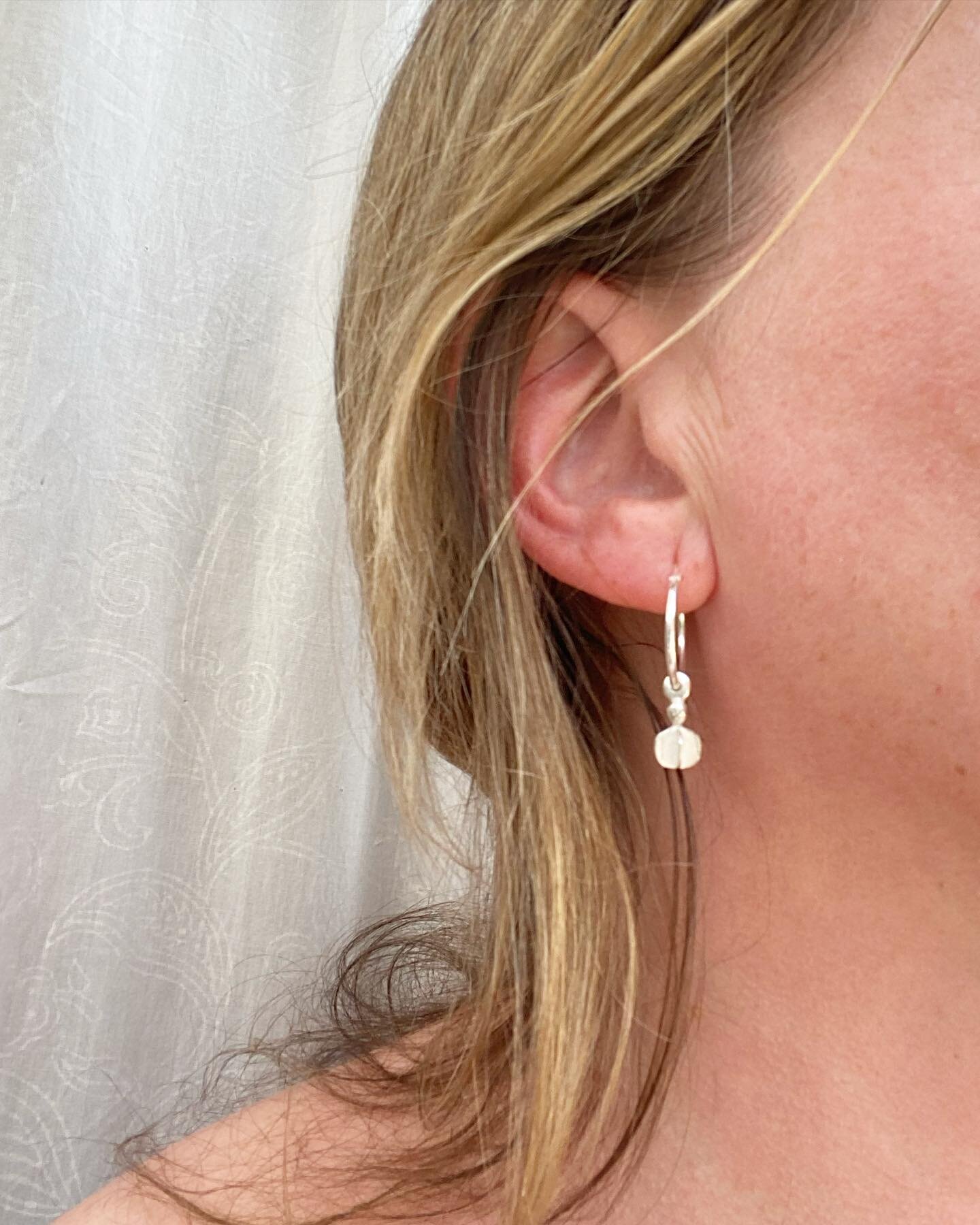 SHOP Trying to stay cool today wearing my silver Poppy hoop earrings. They&rsquo;re really light to wear 🤍
&bull;
&bull;
#silverhoopearrings #summerearrings #poppyearrings #heatwavefashion #rosehoneyjewellery #silverpoppyearrings #brightonjeweller