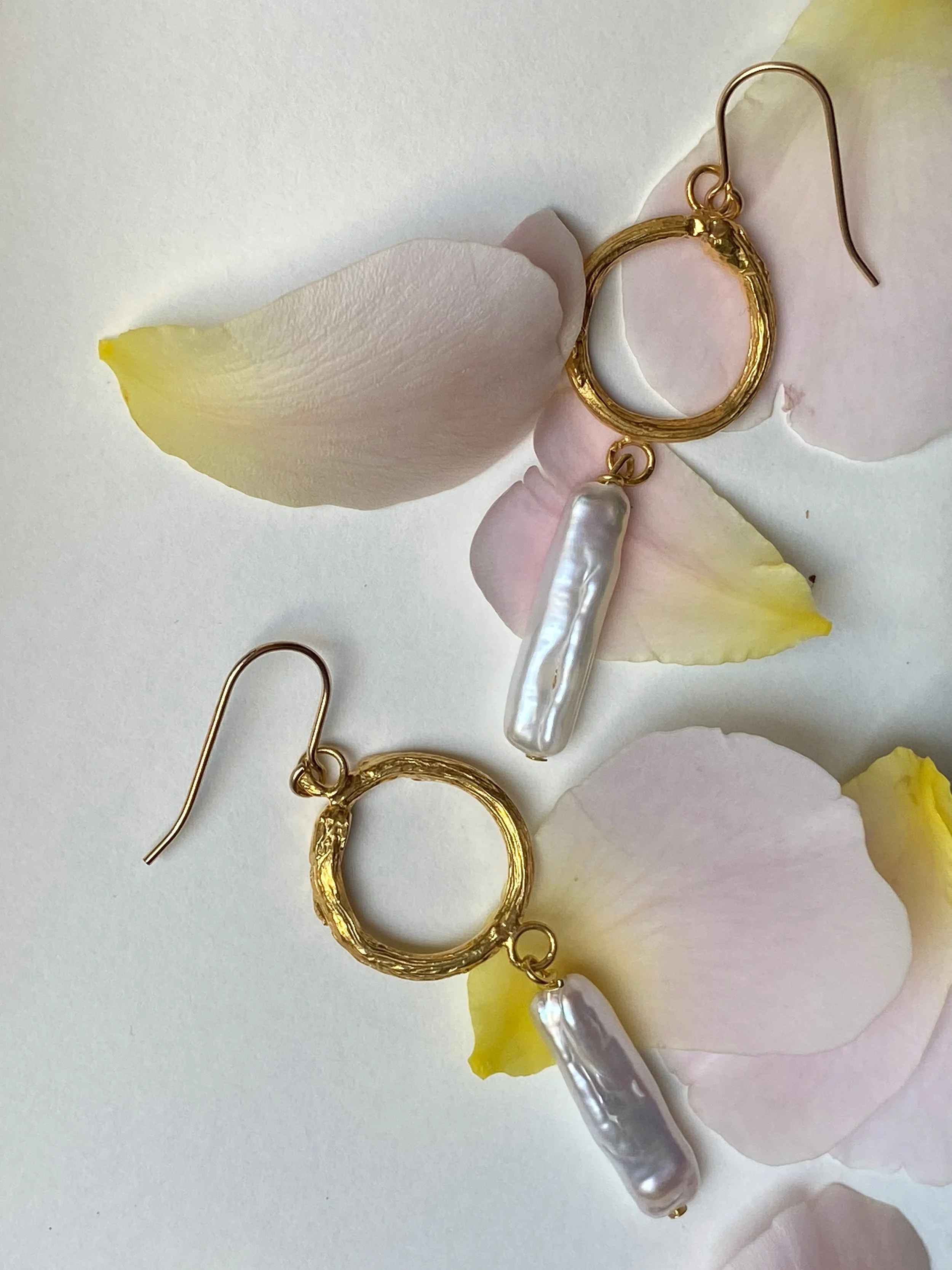 Gold willow circle pearl earrings