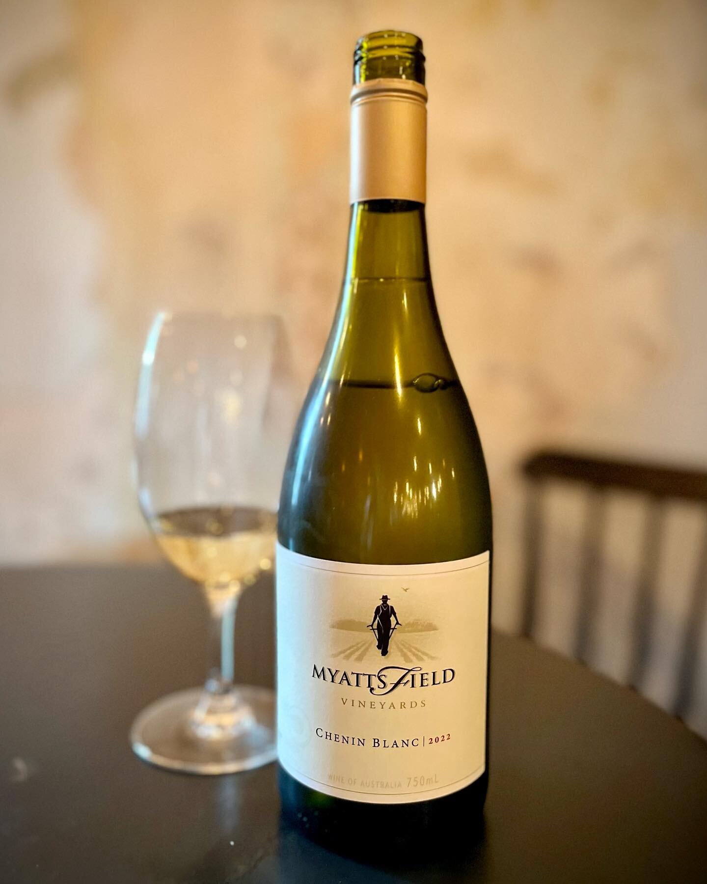 ~ CHENIN BLANC ~

Have you had a WA Chenin Blanc recently? 
Yes, once upon a time it would have been a bit sweet, even a bit flabby, but those days are gone!!
Pop in to Market and try the @myattsfield_vineyards Chenin Blanc this weekend! It has a bea