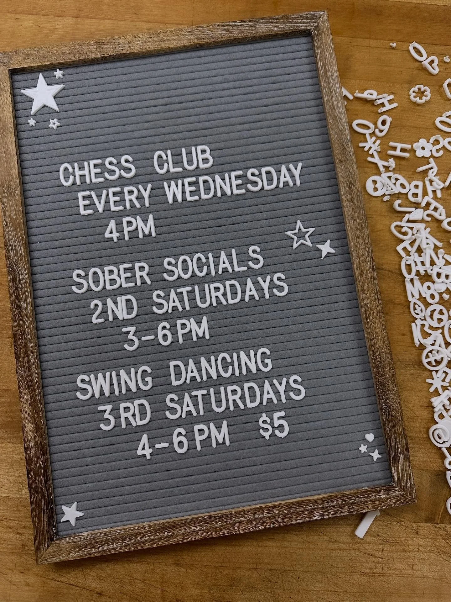 We will have a piano player joining us tomorrow for our Sober Social. 🎹 Join us for a fun time hanging out and enjoying refreshing AF (alcohol free) drinks, yummy treats, and beautiful music played from the heart! 

#ｓａｔｕｒｄａｙｖｉｂｅｓ 

#sobersocials #e