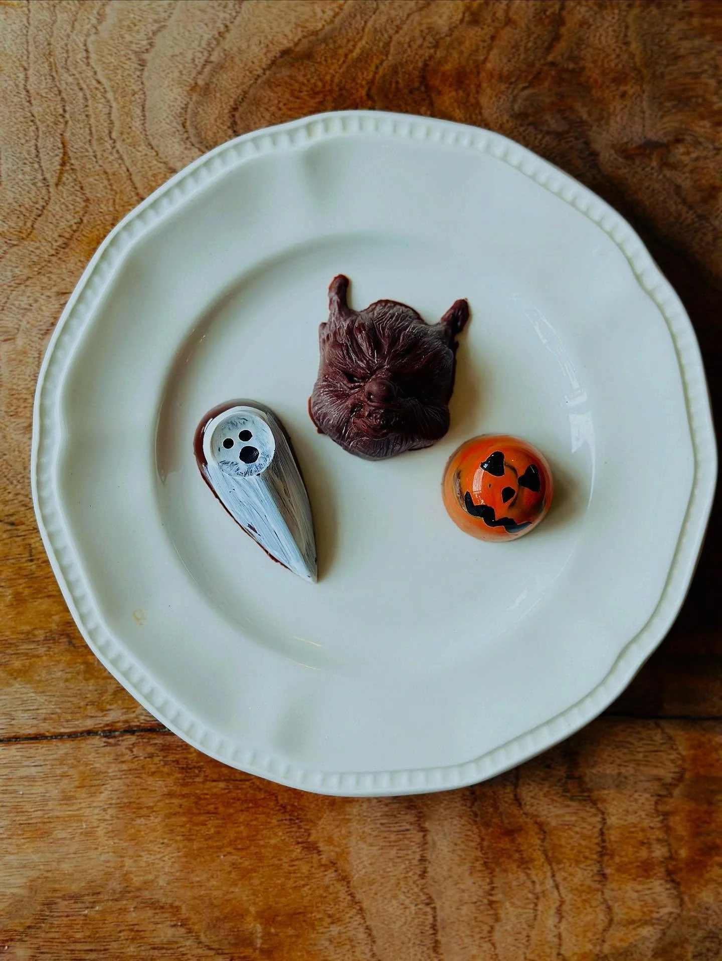 Joyeux Halloween! 🎃 
Happy Halloween!👻 

And hellooooooo Friday!!! 😄 

Wow!!! Last night&rsquo;s trick or treating event downtown was so busy! It brought hundreds of families down for fun and treats, dressed up in creative costumes and smiles. Tha