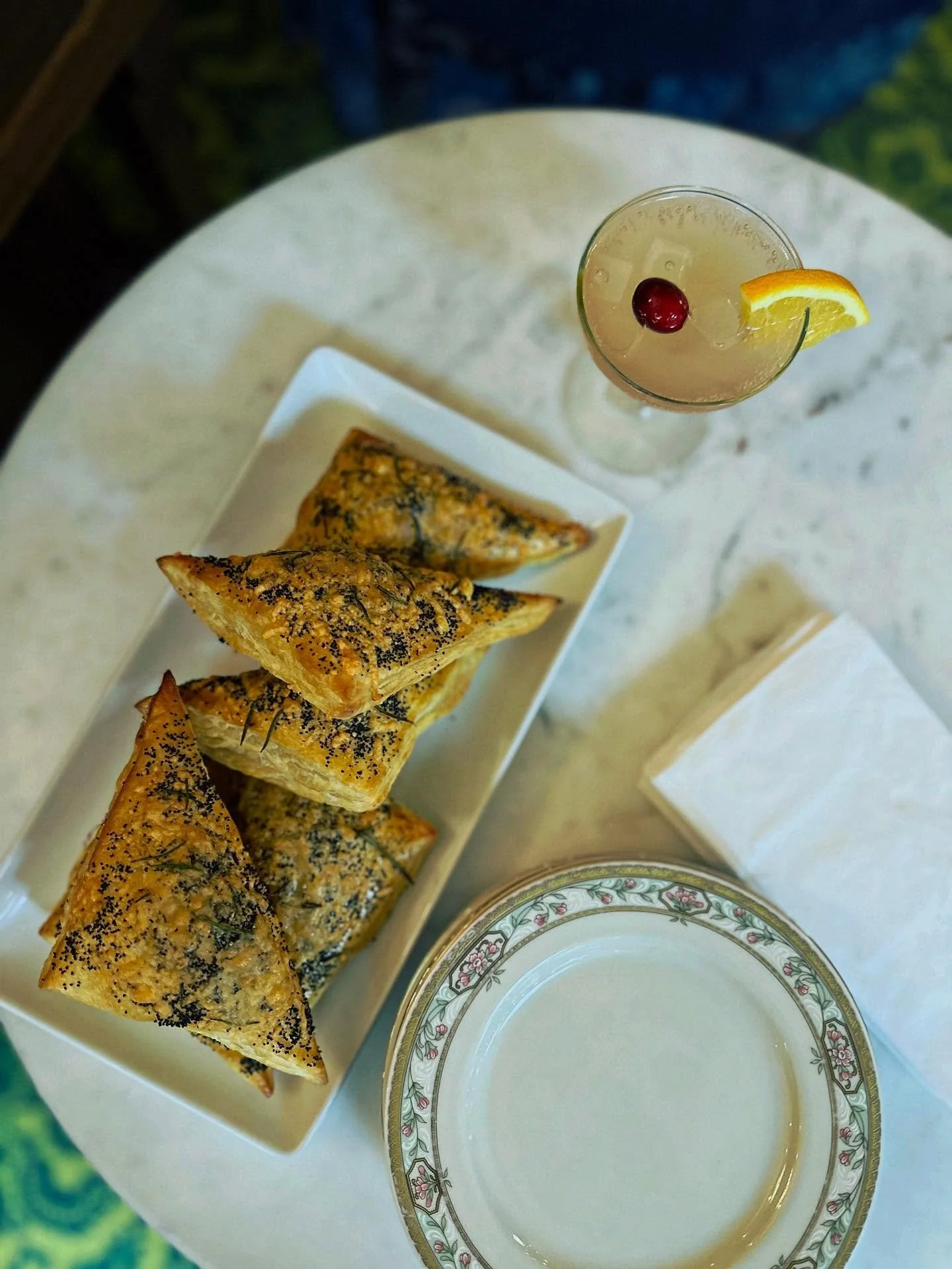 What a fun couple of days!! Thank you to our wonderful customers and community for a fun filled Saturday to close out the week!! The Merk holiday market brought many smiling faces into the shops and kept us on our toes. 😅
The Christmas Sober Social 