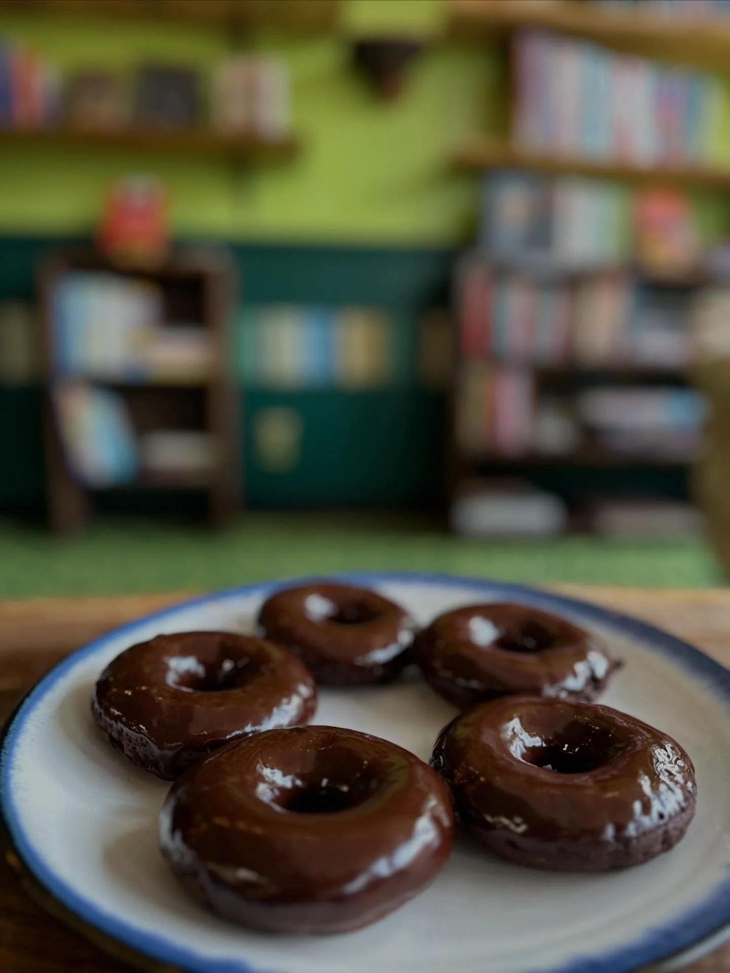 Bonjour Vendredi!!! ☕️ 
Hello Friday! 🍩

You know what today is? TGIF 10% off all sales and of course we will have our GF-V chocolate baked doughnuts 🍩 🥳 Friday for the win!! 
(Doughnuts will be available after 9am)

See you soon!! 

#happyfriday 
