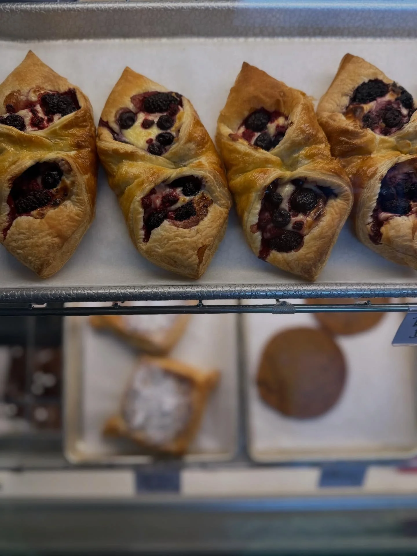 Bonjour Samedi! ☔️ 
Hello Saturday!! ☕️ 

Just a quick morning greeting for you! The case is looking so beautiful this cozy drizzly day and there&rsquo;s more to come! The brioche cinnamon rolls, king cakes, and #brioche&agrave;t&ecirc;te are proofin