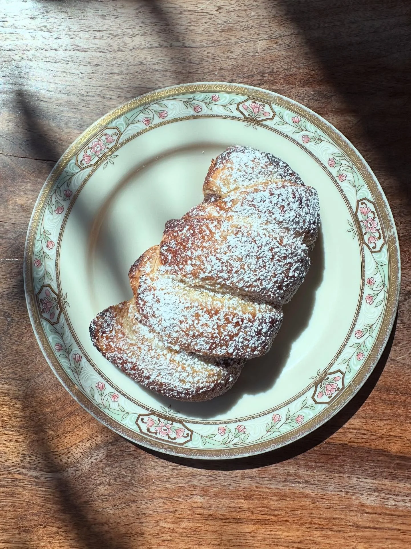 Bonjour!! ☀️ 
10% off every Friday, TGIF! 🥳

The sunshine today is wonderful!! It has been a nice and busy week, with moments of calm and moments of a bustling cafe life. ❤️&zwj;🔥 
We had a couple come up from Clackamas, Oregon this last week to ch