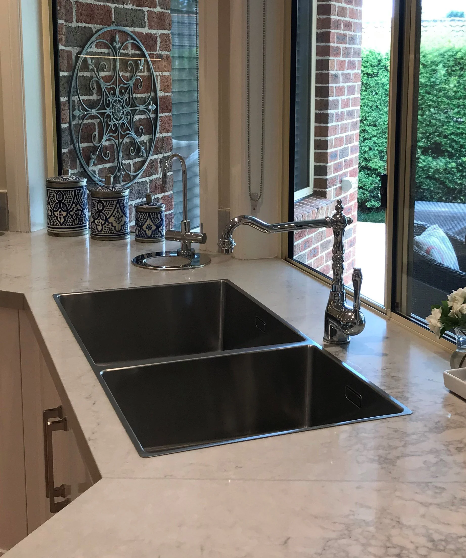 Gonzales Sink & tap IMG_1514.JPG