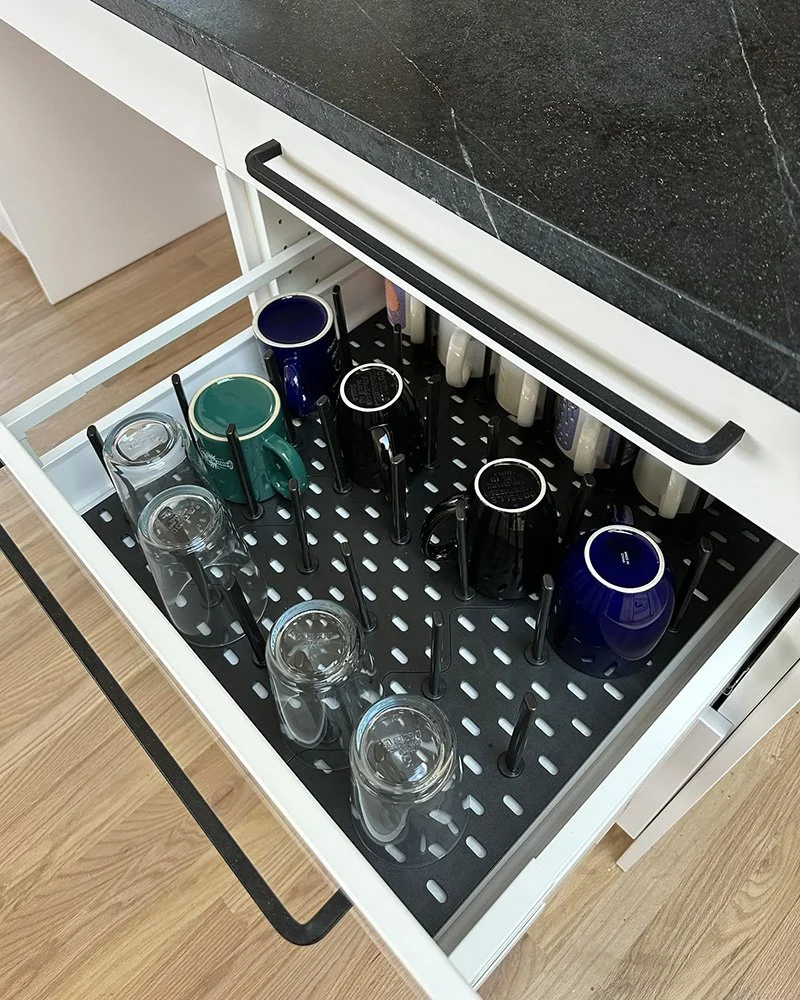 Glasses, mugs can all fit in the drawers. 