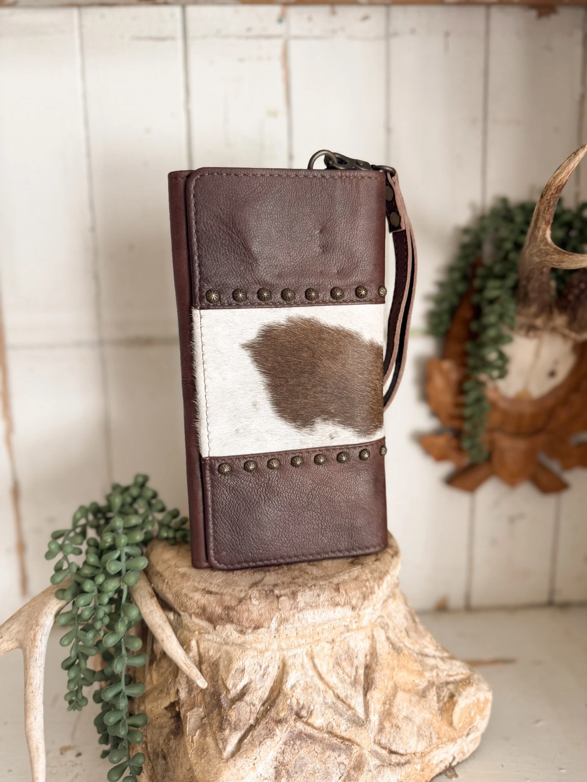 Womens Cowhide/Studded Wallet