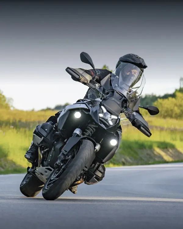 黒いスポーツバイクで走行するライダーの写真
