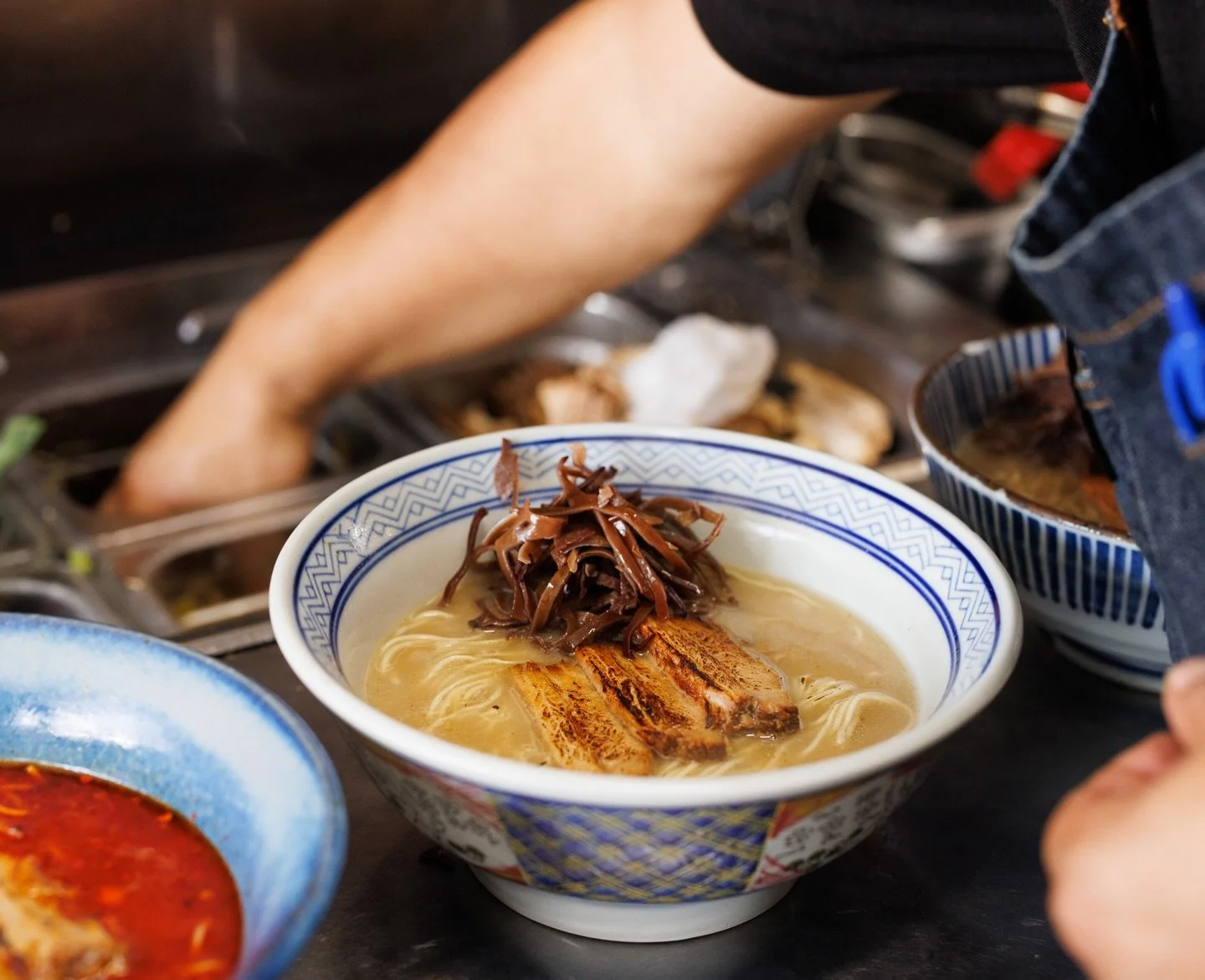 Touch down ✈️ &rarr; Slurp up 🍜.
Just landed at LAX? Skip the terminal food and head over to The Ramen Joint. We&rsquo;re minutes away from the airport, serving up deep, authentic broths and those Bao Buns you&rsquo;ve been dreaming about mid-flight