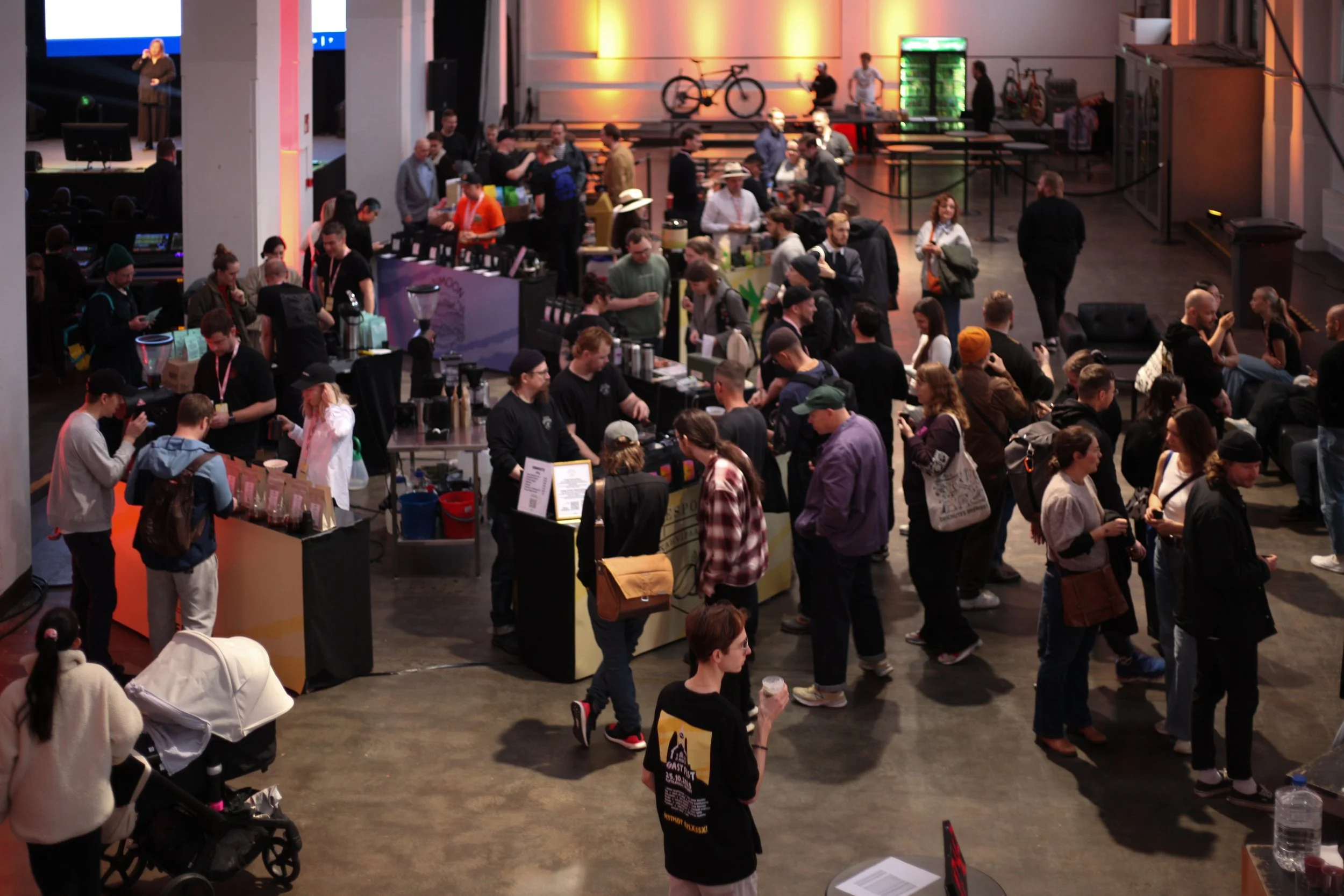 IHMISIÄ PARVELTA.JPEG