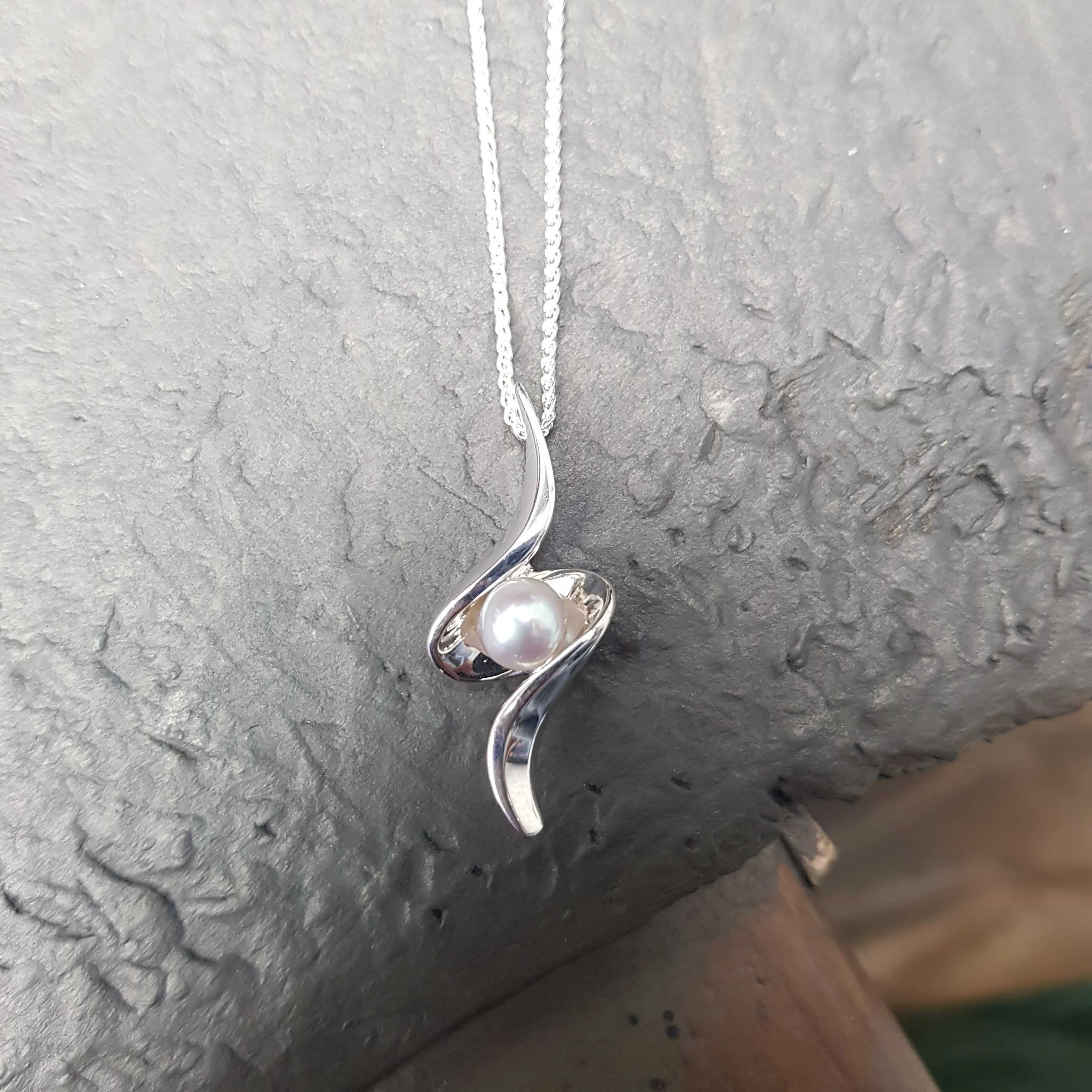 Oyster Pendant on Bench Silver Pearl.jpg