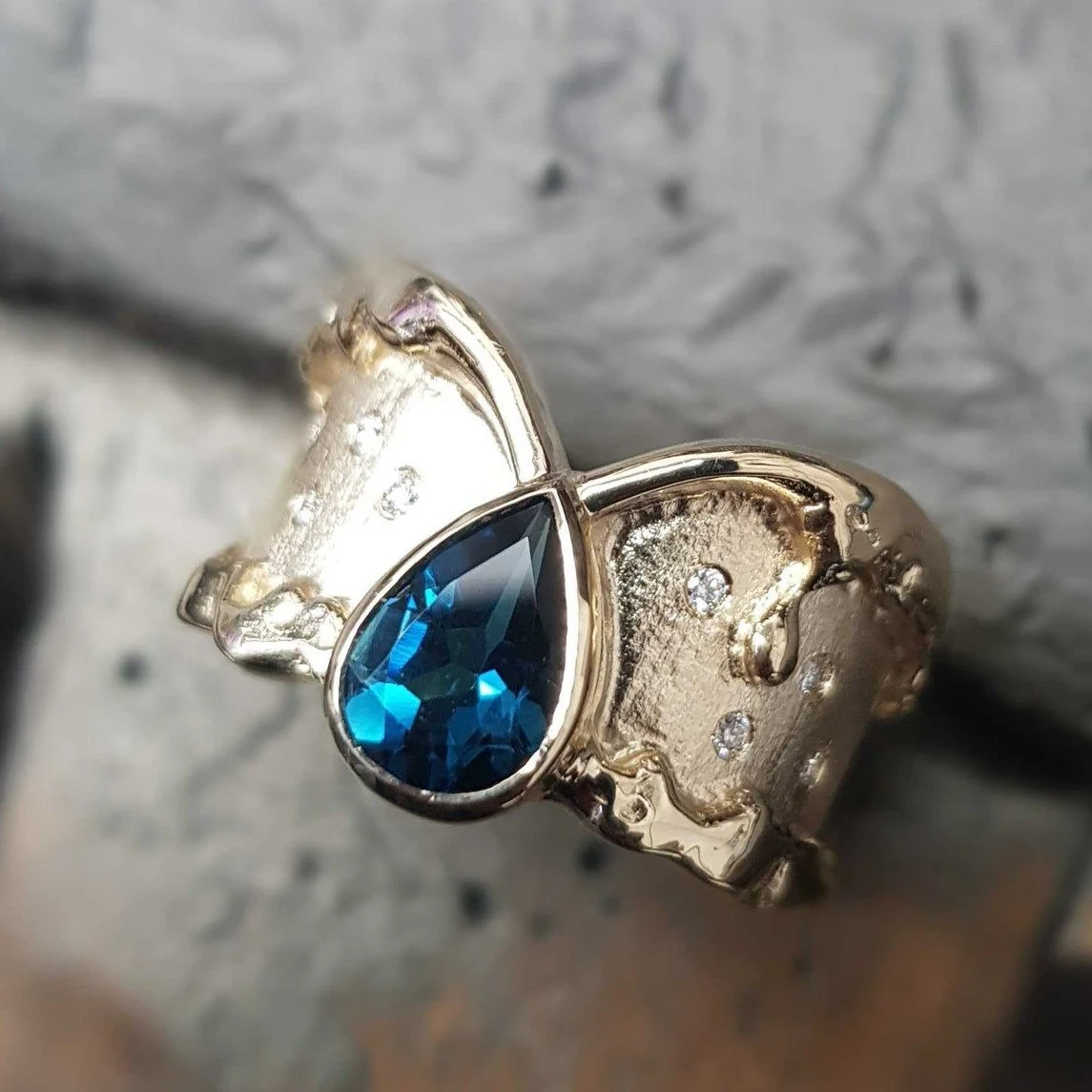 We're divided here at the workshop about which of these two Molten Edge rings is our favourite - we've studded both with tiny sparkling diamonds, but they really do have such different looks....do you have a preference?

 #independentjeweller #bespok