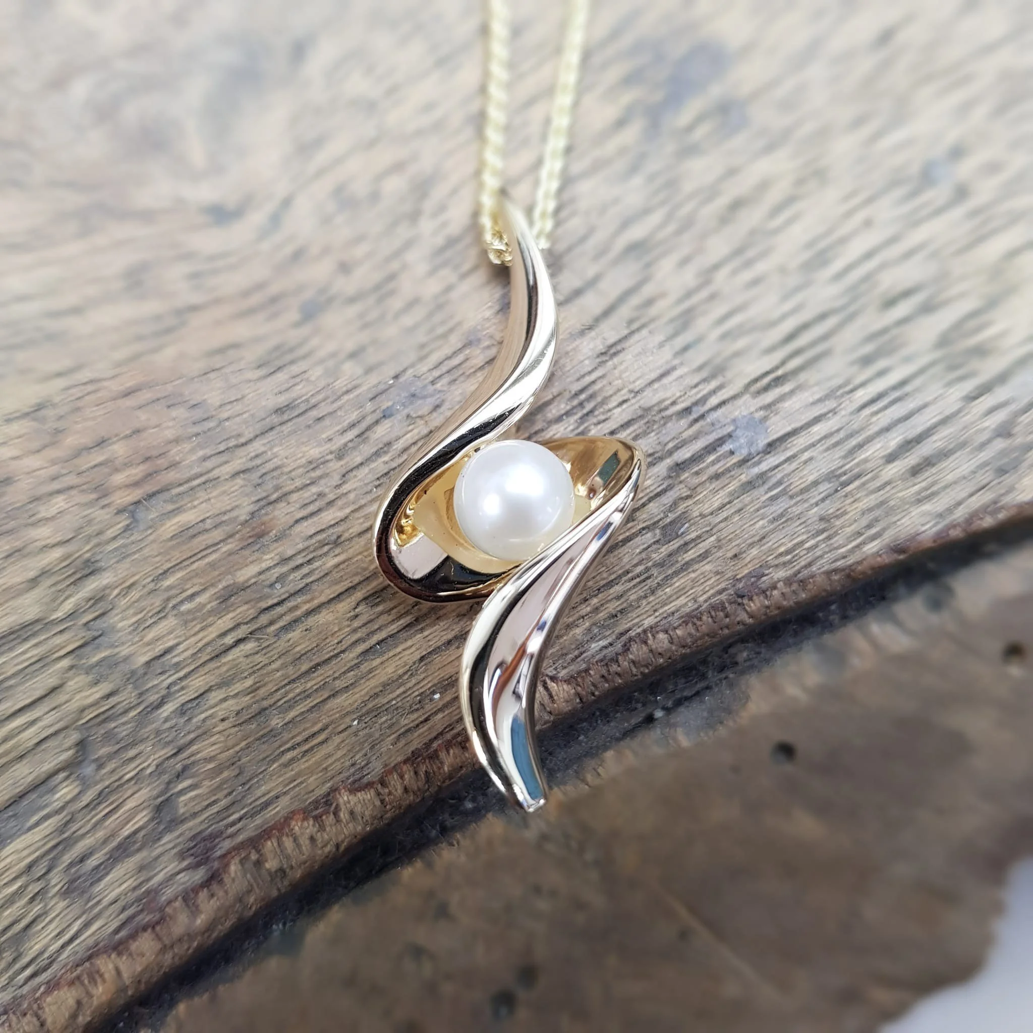 Another signature Simon Pure design has just had it's final polish and is now on the shelves! This is Oyster in solid 9ct yellow gold set with a white Fresh Water Pearl. Part of a collection which features a necklace, earrings, ring and bangle, Oyste