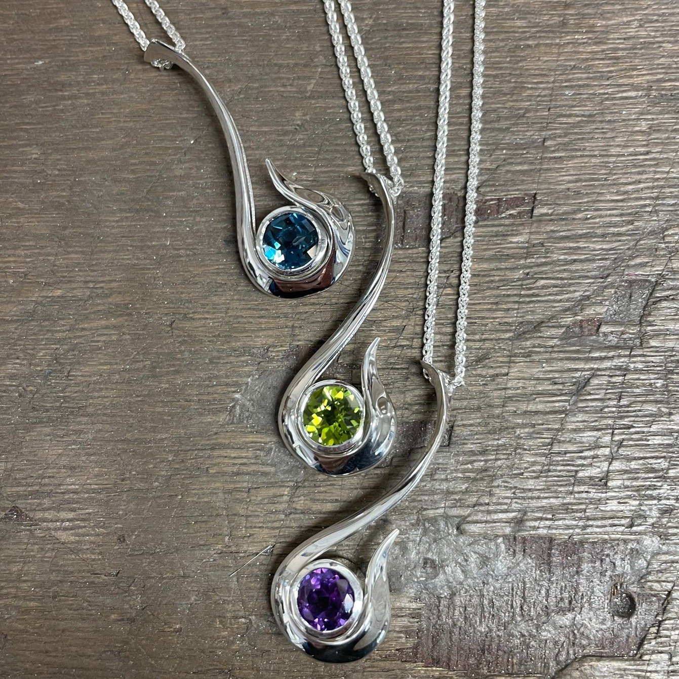 We haven't had our Swan pendant on the shelves for a while now, so it's lovely to see it back in stock - such a wonderfully sculptural piece from every angle, which we love setting with different coloured stones or even a pearl. 

#independentjewelle