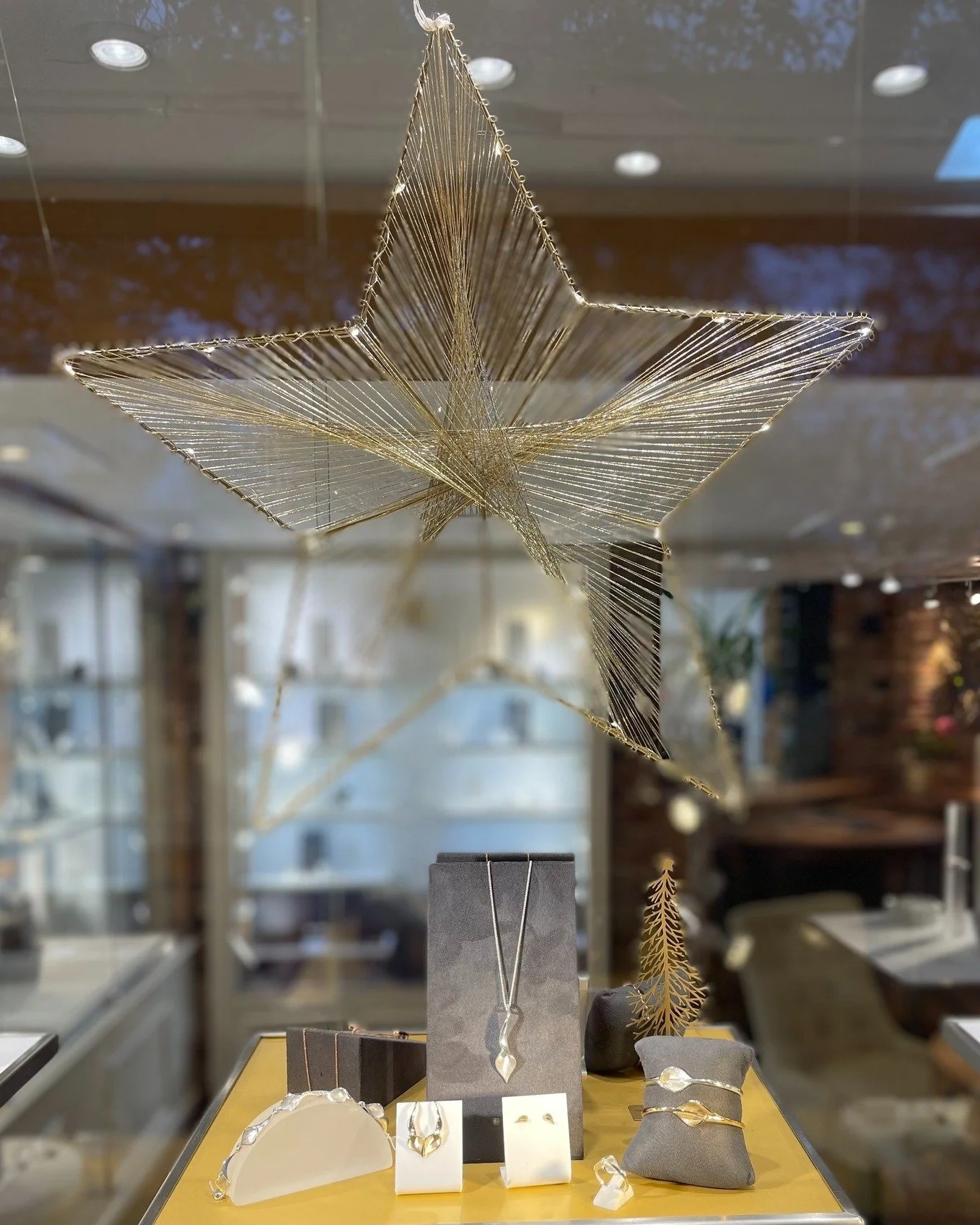 It's never too soon....to bring on the sparkle.  We're starting to feel a little festive here at the workshop.  Pop on down and have a browse for that perfect something special.

#independentjeweller #bespokejewellerydesign #uniquejewellery #smithbro