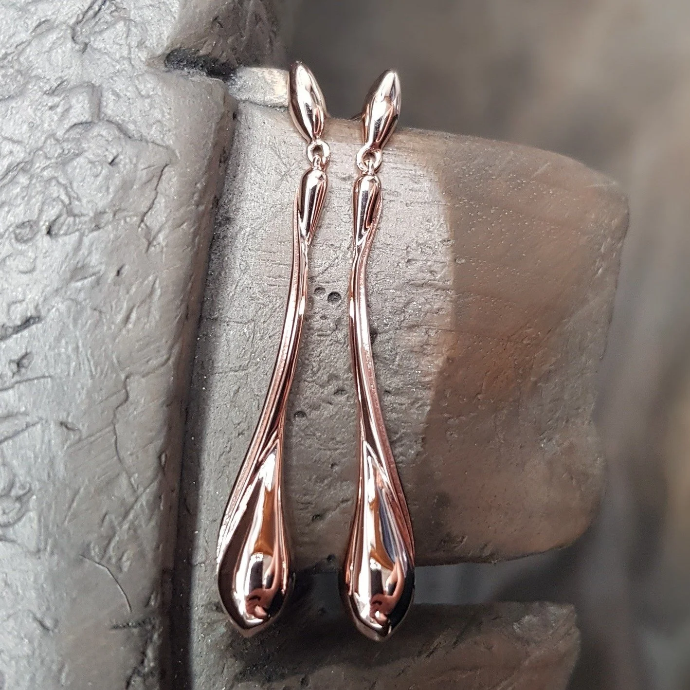 It's been so lovely to see a resurgence in interest in rose gold - such a wonderfully rich and warm looking metal. Here's a pair of our Silhouette earrings in 9ct rose gold.  A truly elegant drop with wonderful curves to really catch the light.
