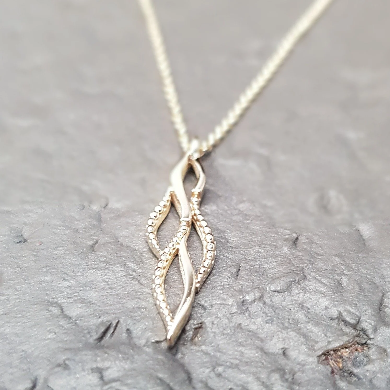 Another of our mini series, we've added this 9ct yellow gold mini samphire pendant to the shelves - flowing lines at their best, with both polished and beaded sections to really catch the light.  A really lovely everyday piece. 

Mini Samphire 9ct Ye