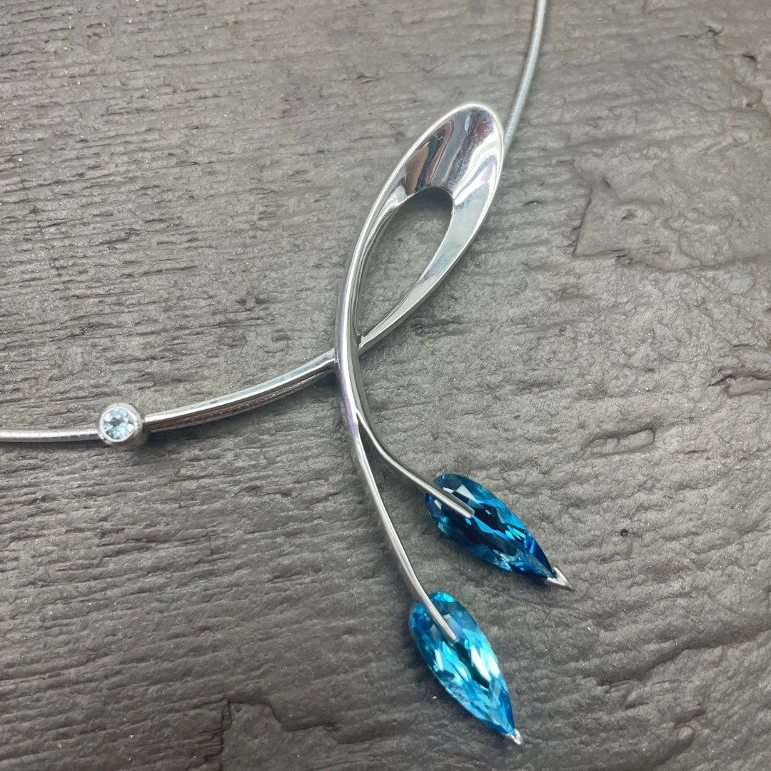 Brought back as a special addition to our 40th anniversary celebrations, this is such a wonderful statement piece - the Double Satellite pendant - set here with a range of blue topaz. And boy does it feel good to wear 🥰