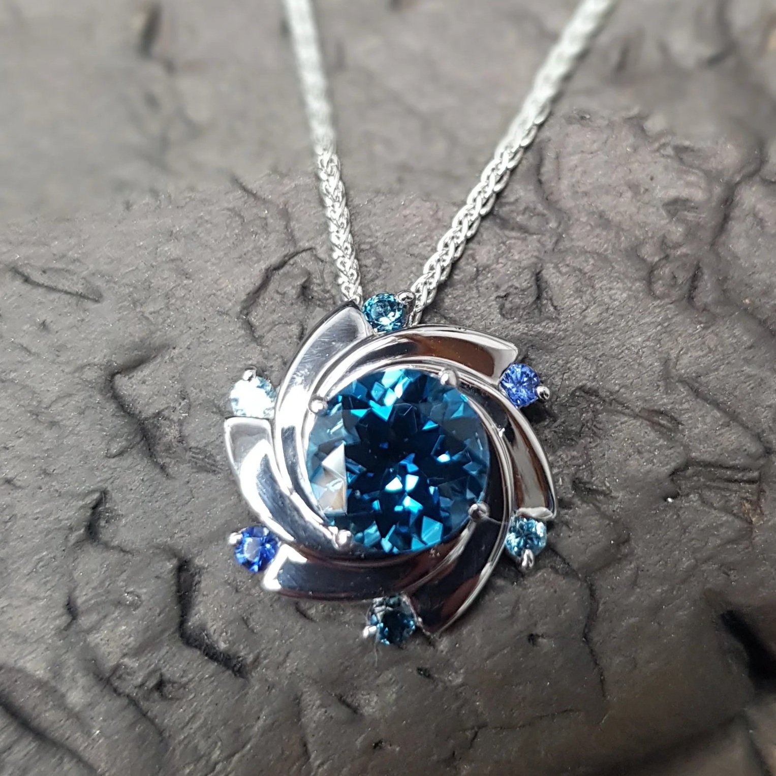 Aurora+Pendant+LBT+3.jpg