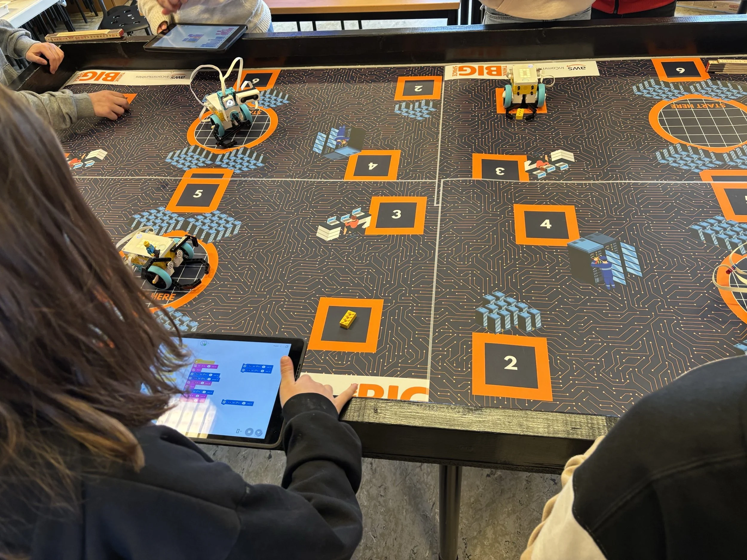 Elever som bygger robotar på ett event med Kodcentrum