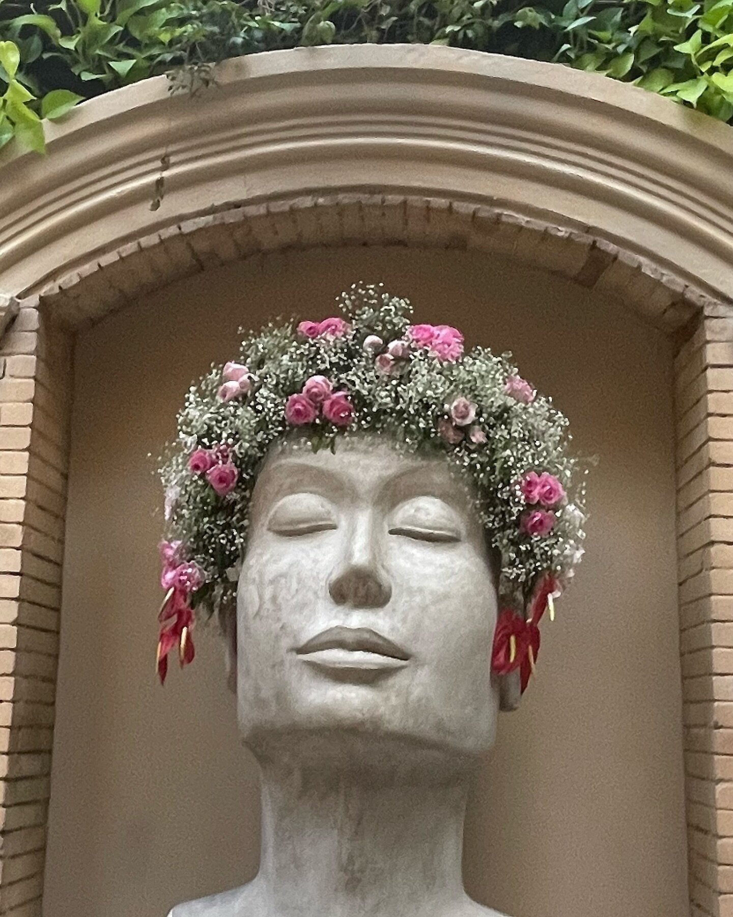 A lovely afternoon spent  @one8.commune and my gaze caught  this beautiful  head sculpture with an inspiring &lsquo;flower crown&rsquo; , did someone say wedding season? 
#weddingheaddress #weddingflowers #floralheaddress
