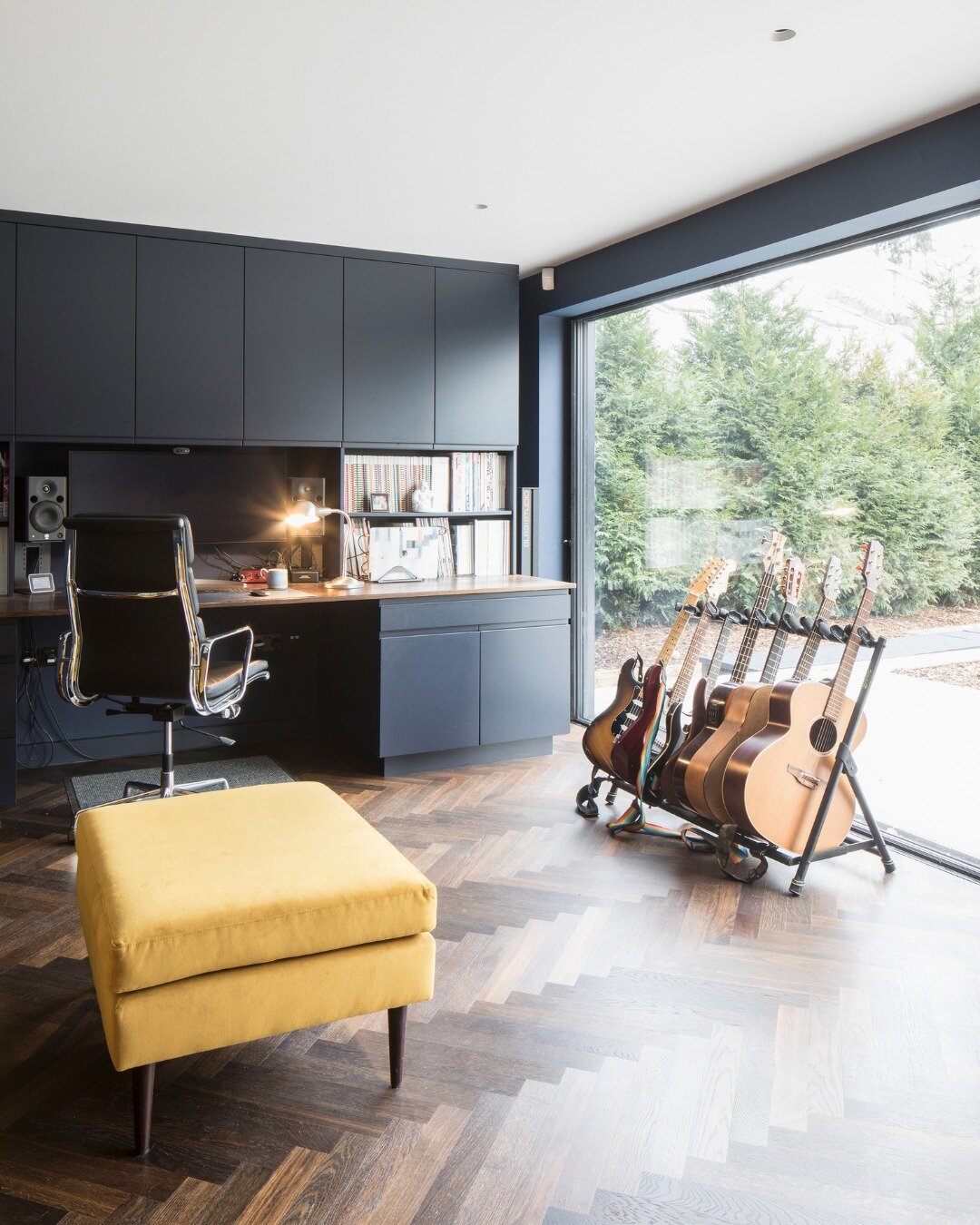 H O M E  O F F I C E 💻

Why have just one home office when you can have two? 

We're loving these 'His n Hers' offices at our clients' home in South West London.

🧑🏼&zwj;💻'HIS' OFFICE:
* Bookcase Drawer Boxes feature Blum Movento Drawer Runners w