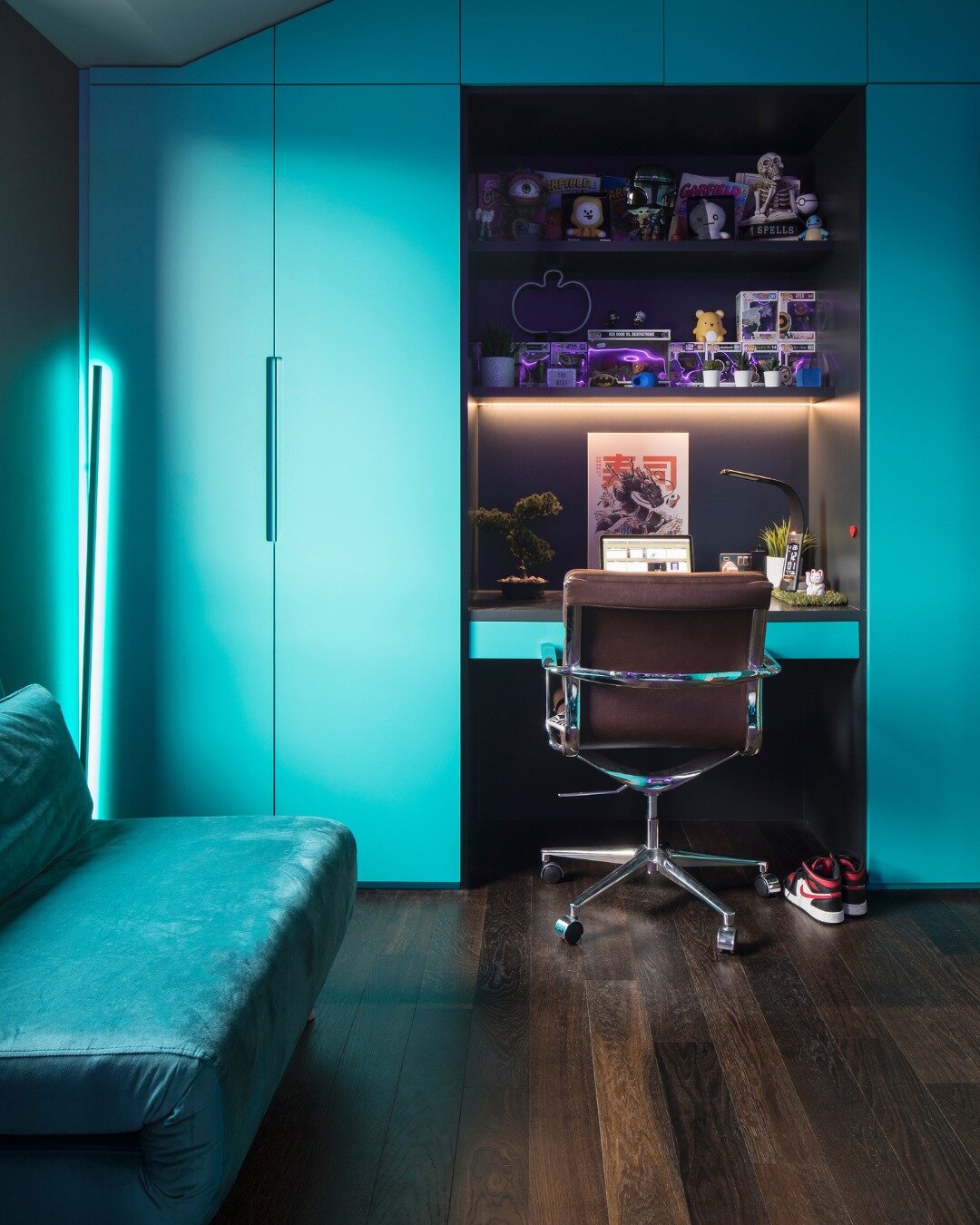 💙The ultimate teenage boys bedroom/study. 

Wrights rose to the challenge for this South West London project creating these striking wardrobes all encompassing a cleverly designed desk space.

All main wardrobe carcasses were made of MFC Colour Egge