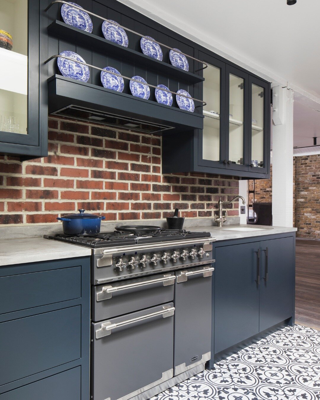 What is a kitchen without storage?

We think this kitchen ticks all the boxes when it comes to cleverly thought out storage design. On either side of the @rangemasteruk oven, we have created these sublime cupboards and drawers all made from moisture 