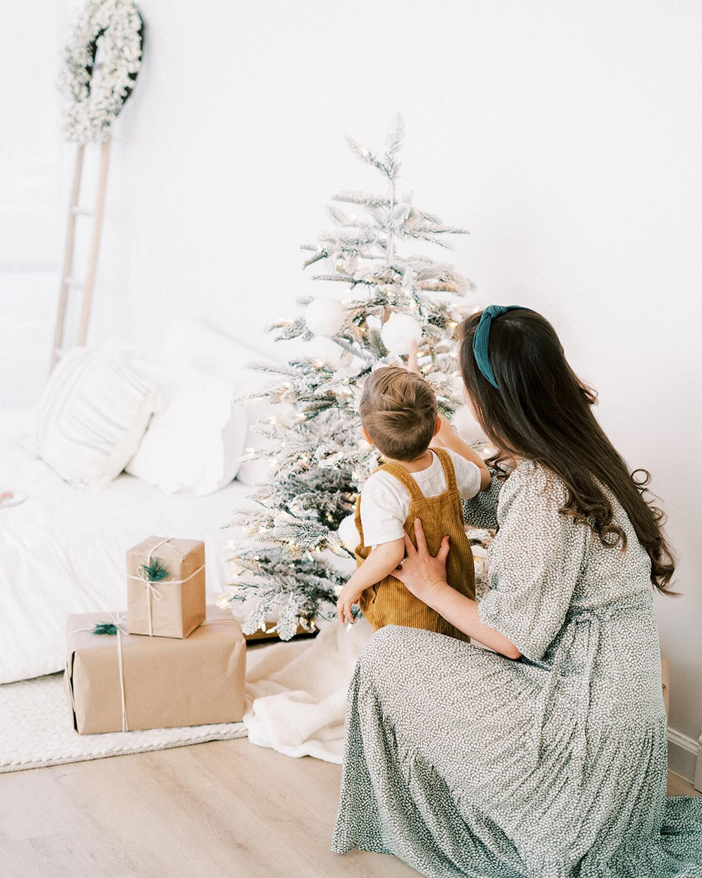 Merry Christmas!!!🎄🎅🏼
Capturing moments of love, family warmth, and crafting timeless heirlooms for my clients has been an absolute joy. Here&rsquo;s to more joy, laughter, and the creation of more unforgettable memories. 
Wishing you all a joyful