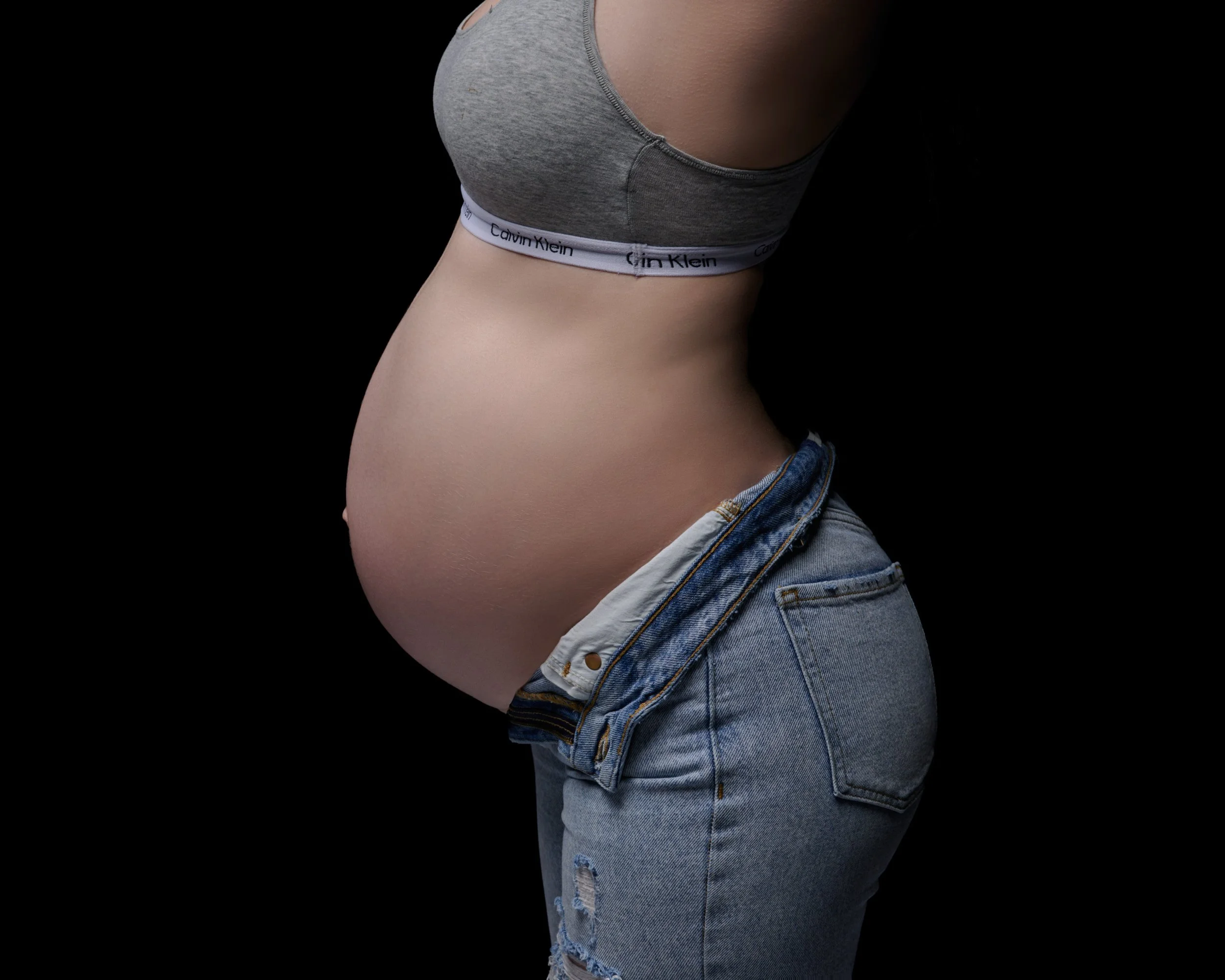 Studio Maternity Photos with Emma Capra: Capturing Confidence and Joy in Pregnancy