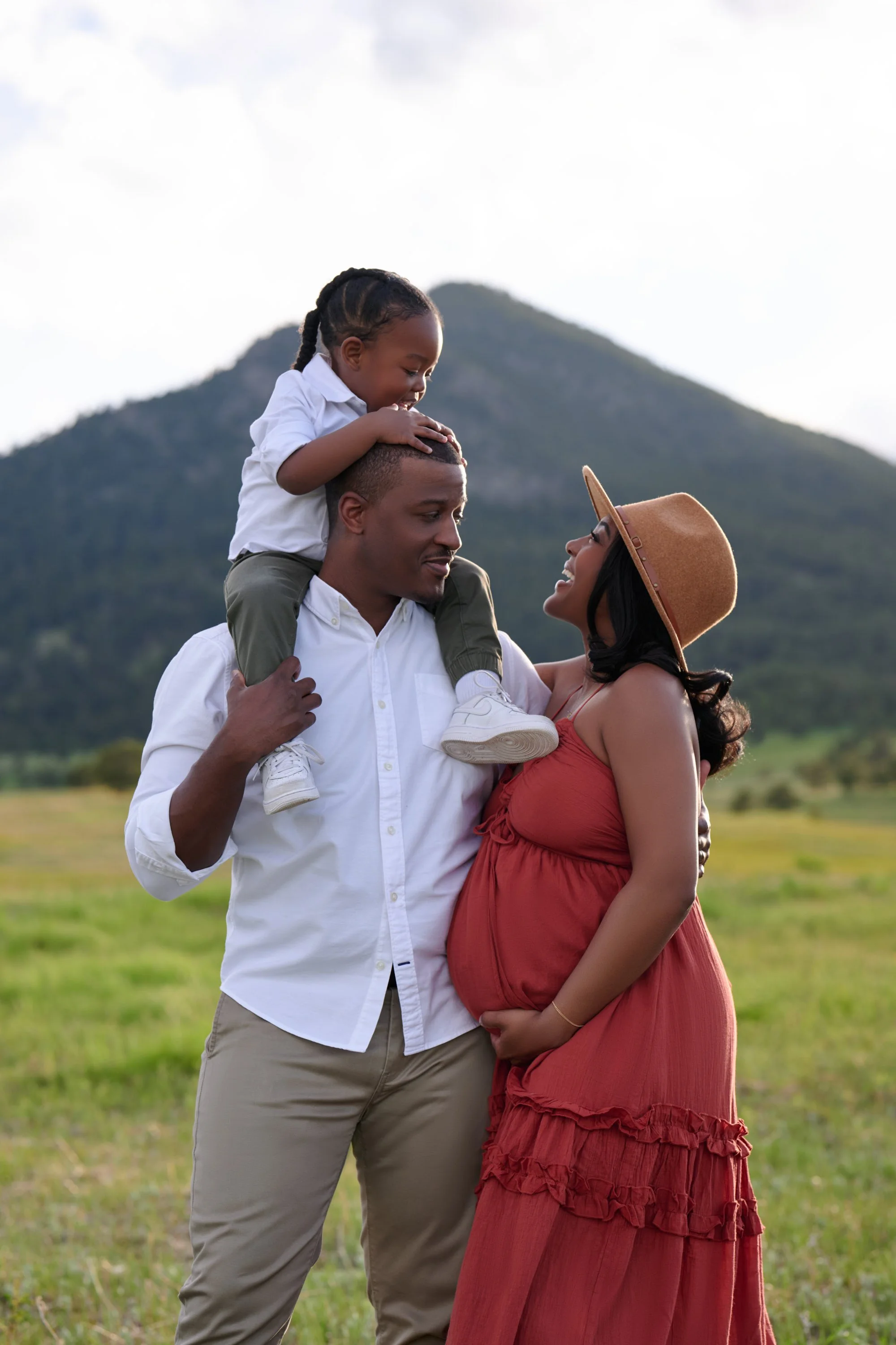 A bold wardrobe look for maternity photos in Denver, Colorado.